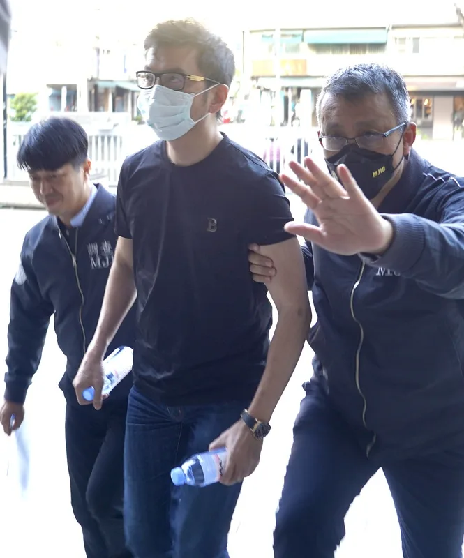 蘇丹紅案津棧負責人交保遭撤銷，法院改裁羈押禁見，圖為李彥廷12日被調查局人員帶回高雄地院問訊。圖/中央社