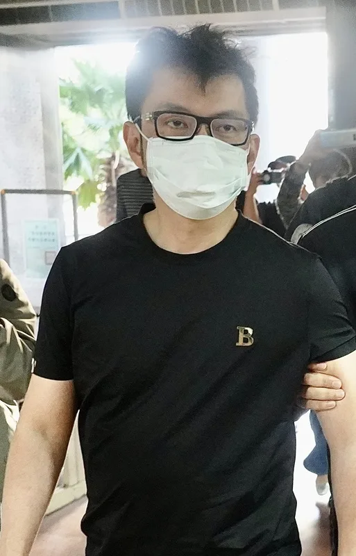 蘇丹紅案津棧負責人李彥廷交保遭撤銷，法院改裁羈押禁見，圖為李男12日被調查局人員帶回高雄地院問訊。圖/中央社