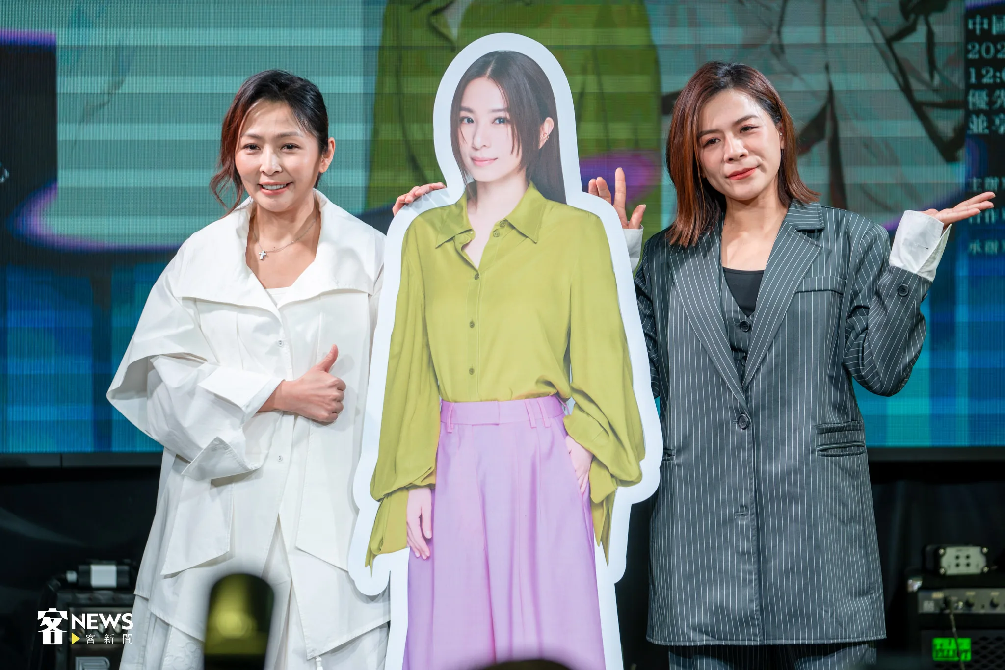 林曉培(左)、江美琪(右)與田馥甄Hebe人形立牌合照,宣傳「H³ RIZZ UP」演唱會。范修語攝