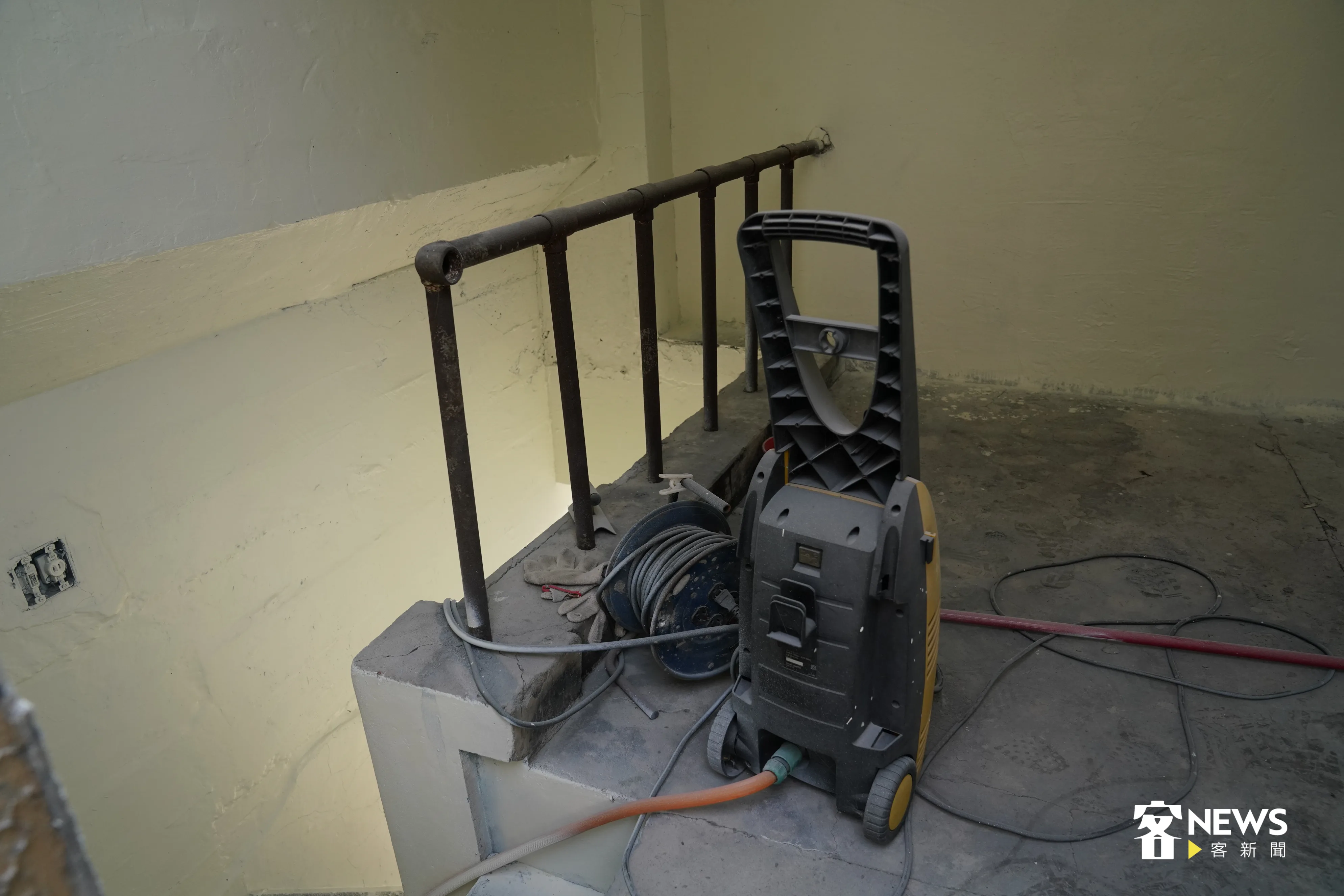 社會館尖塔頂樓被放置建築施工用具。洪俊傑攝