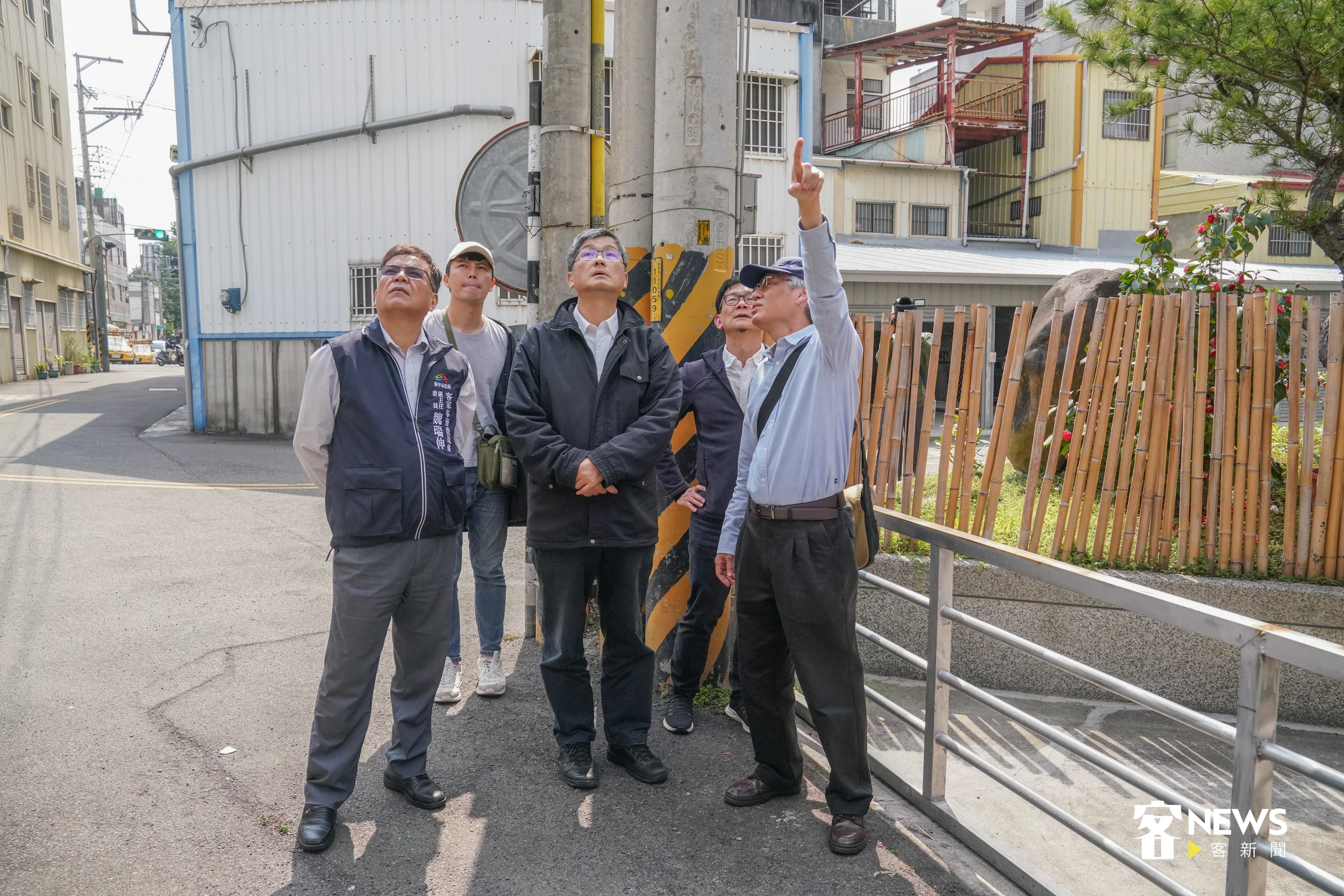 中研院社會學研究所研究員柯志明（右）向台中客家事務委員會副主委魏瑞伸（左）與客委會主委楊長鎮（中）說明社會館尖塔的現況及過去的歷史淵源。洪俊傑攝