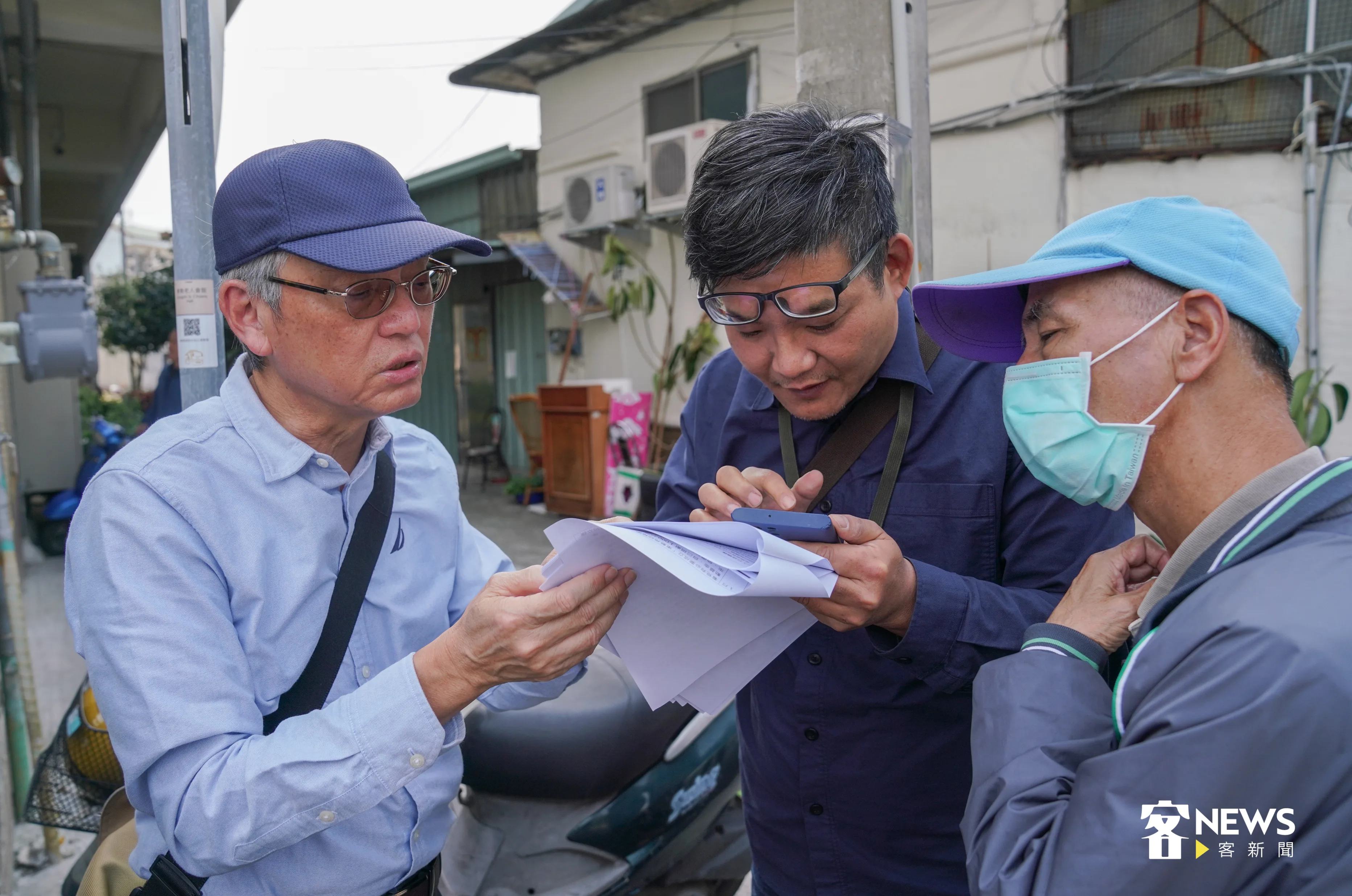 中研院研究員柯志明（左）與東勢文史工作者吳哲銘（中）等人一同閱讀社會館尖塔文獻。洪俊傑攝