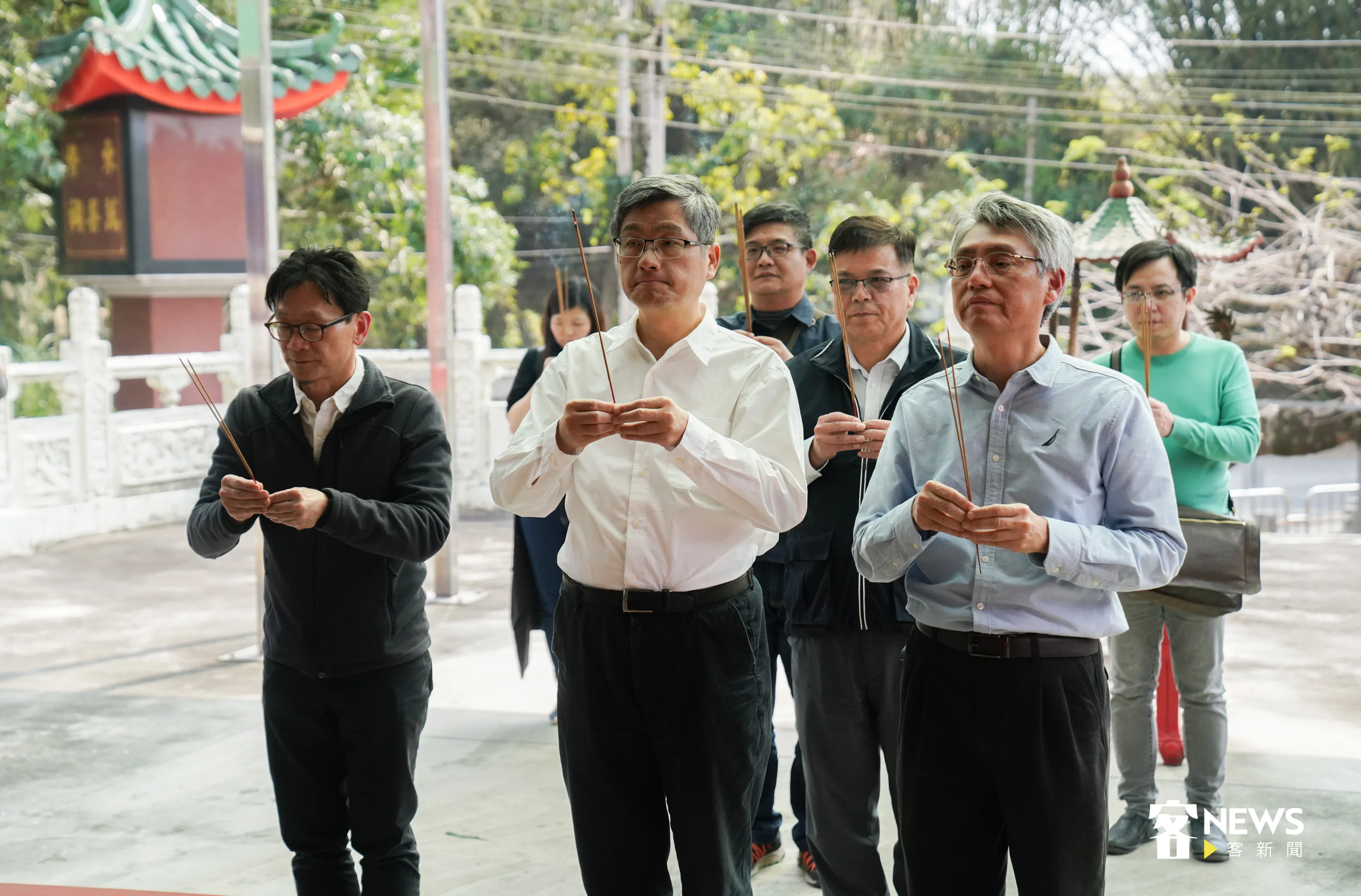 客委會主委楊長鎮（中）與會勘人員，在現勘完社會館尖塔後，前往存放萬具骨骸的萬善祠大眾爺廟瞭解林爽文事件骨骸存放狀況，並祈願先民護祐。洪俊傑攝