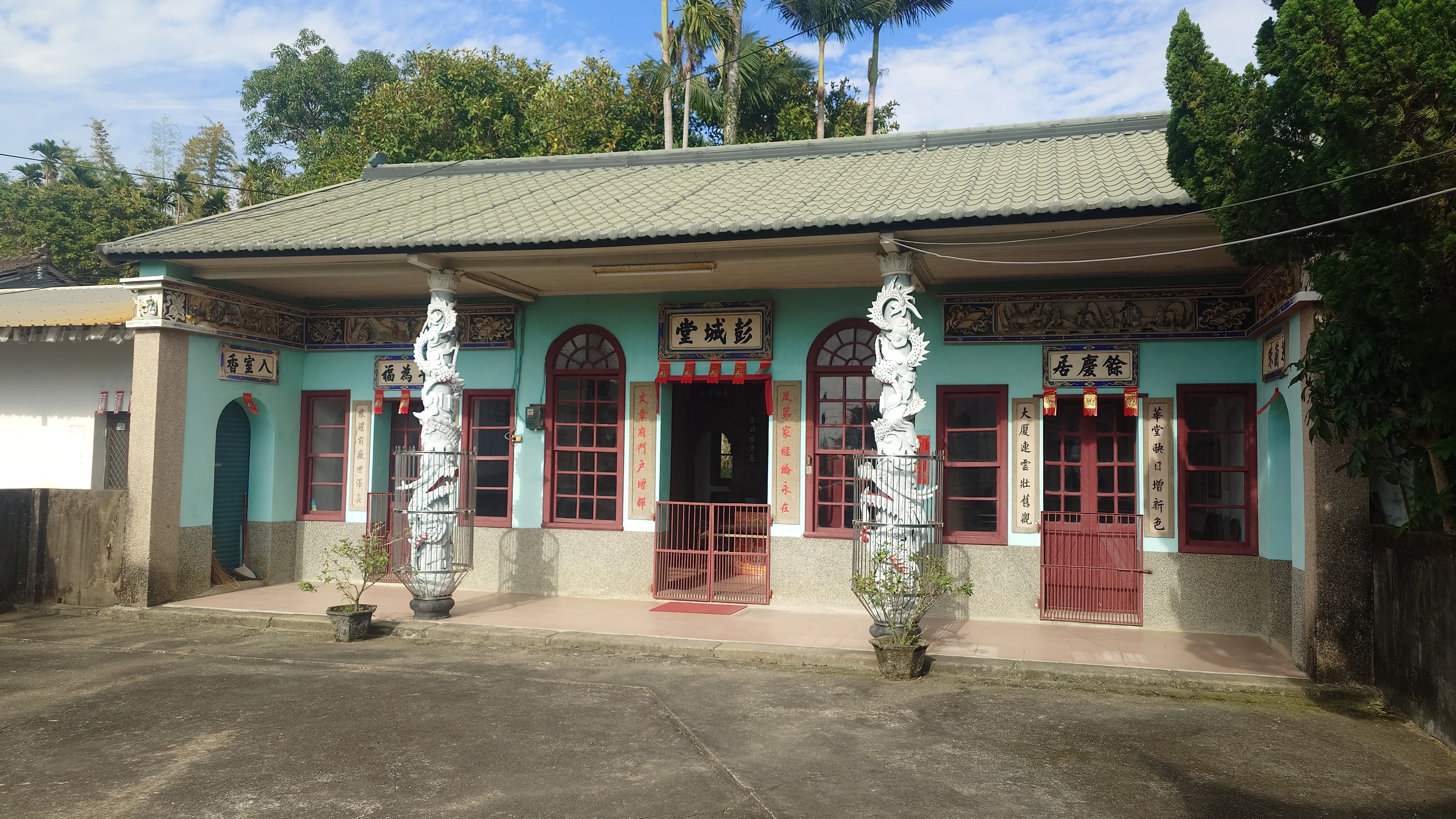 公館雙舉人故居「彭城堂」門聯﹕「及弟家經綸永在,文章府門戶增輝」,也以劉家父子舉人為榮。何來美攝