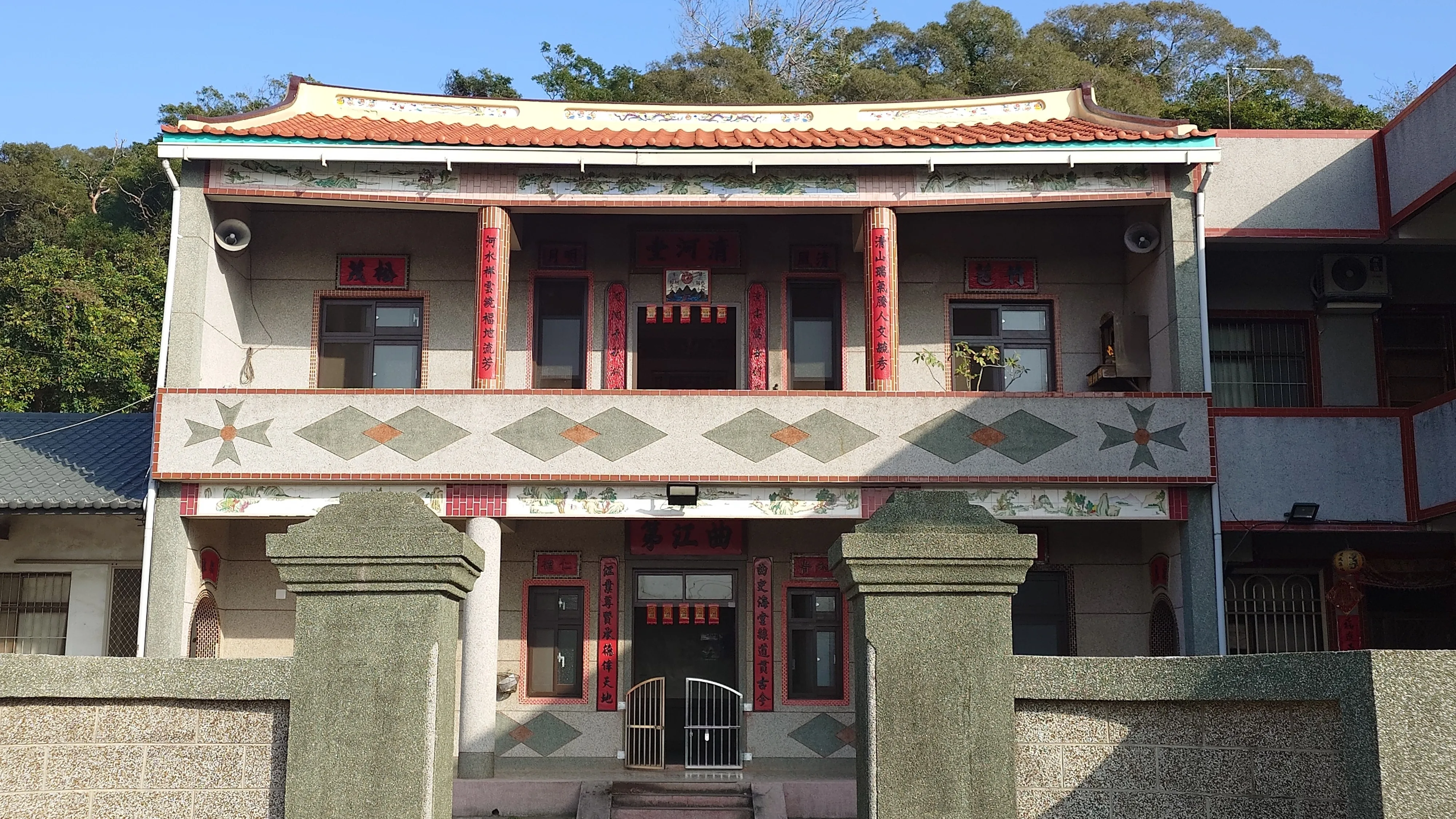 西湖鄉龍洞村鴨母坑張屋祠堂,樓上郡望「清河堂」,樓下人望「曲江第」,門聯都跟出生曲江的唐代名相張九齡有關。何來美攝