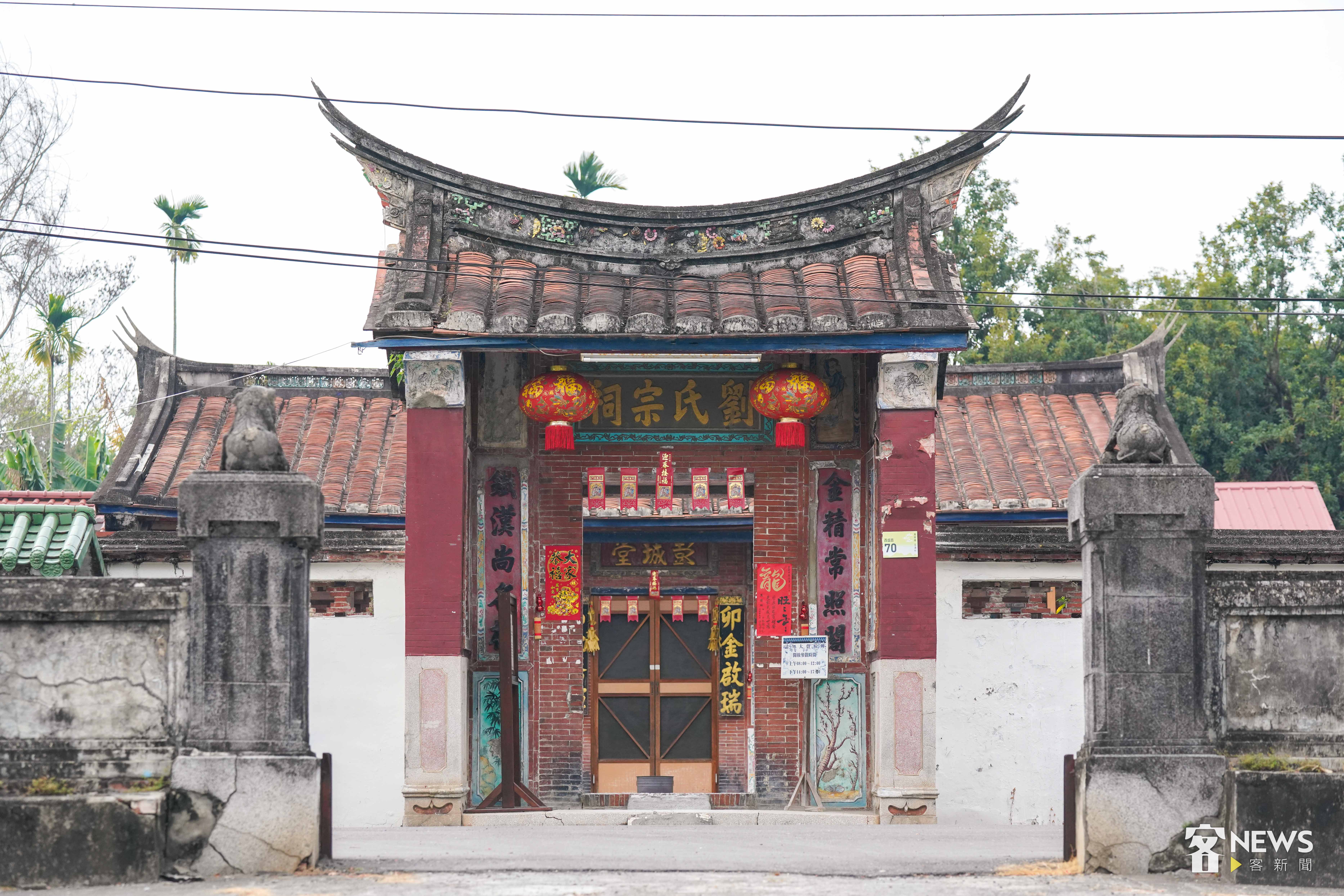 屏東縣萬巒鄉以前盛產稻米，有「官倉」之稱，圖為初建於1864年的萬巒五溝水劉氏宗祠，是座二堂四橫式圍屋夥房。客新聞資料照