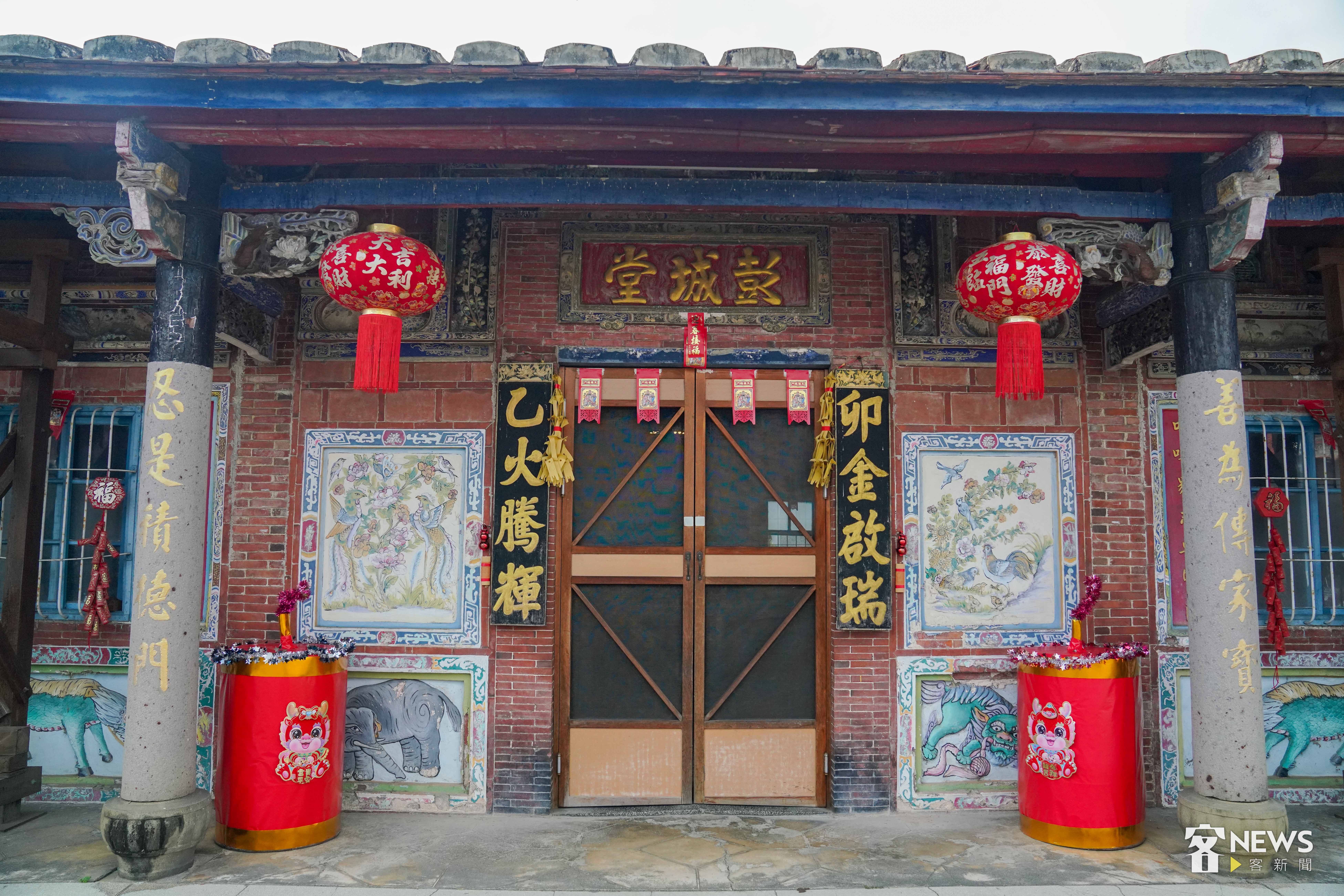 萬巒劉氏宗祠「彭城堂」門聯「卯金啟瑞,乙火騰輝」,與門樓「大乙重光」相互輝映。何來美攝