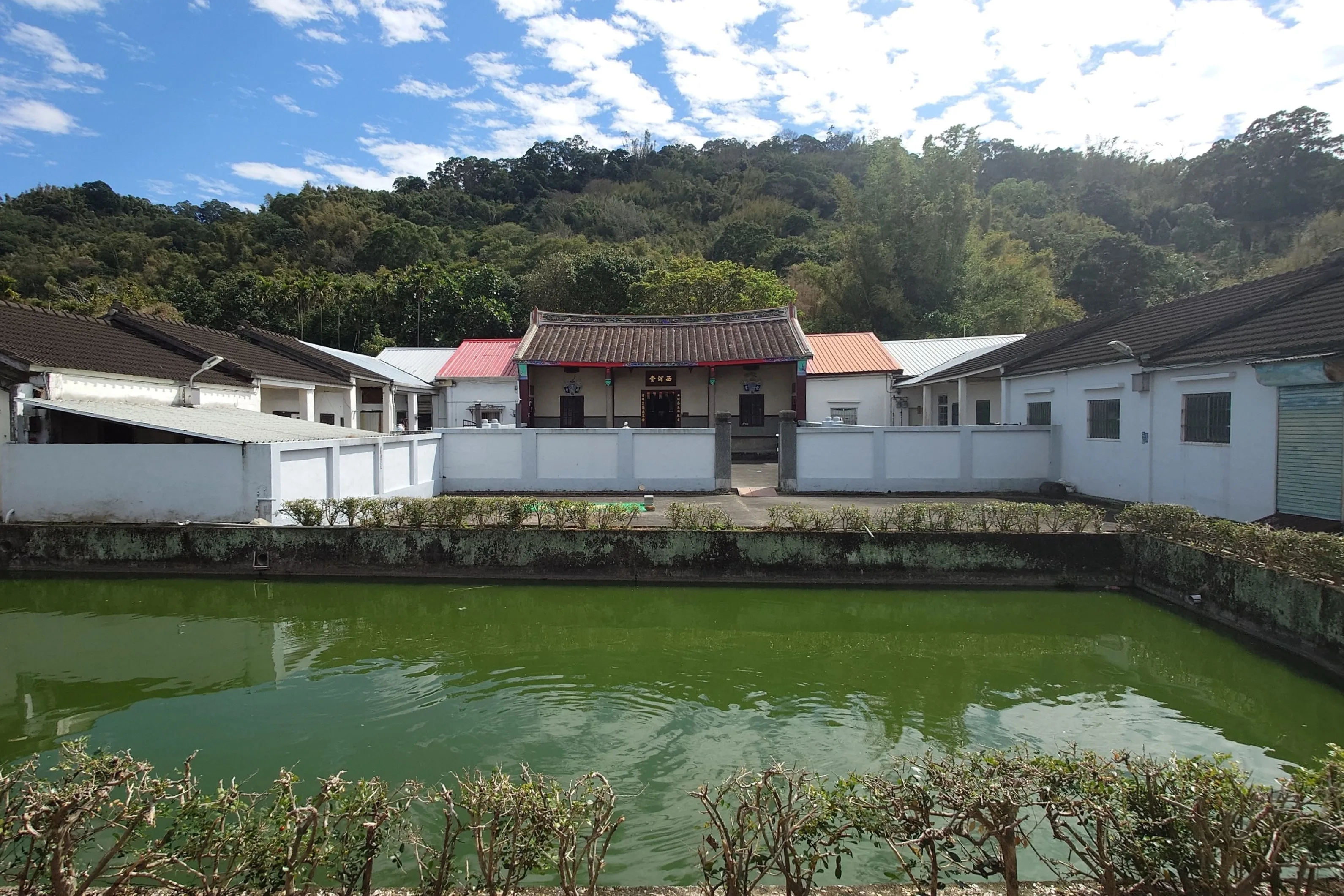 公館館東村林屋「西河堂」三合院,在公廳與「龍德第」門樓間,還有半月池,建築優美。何來美攝