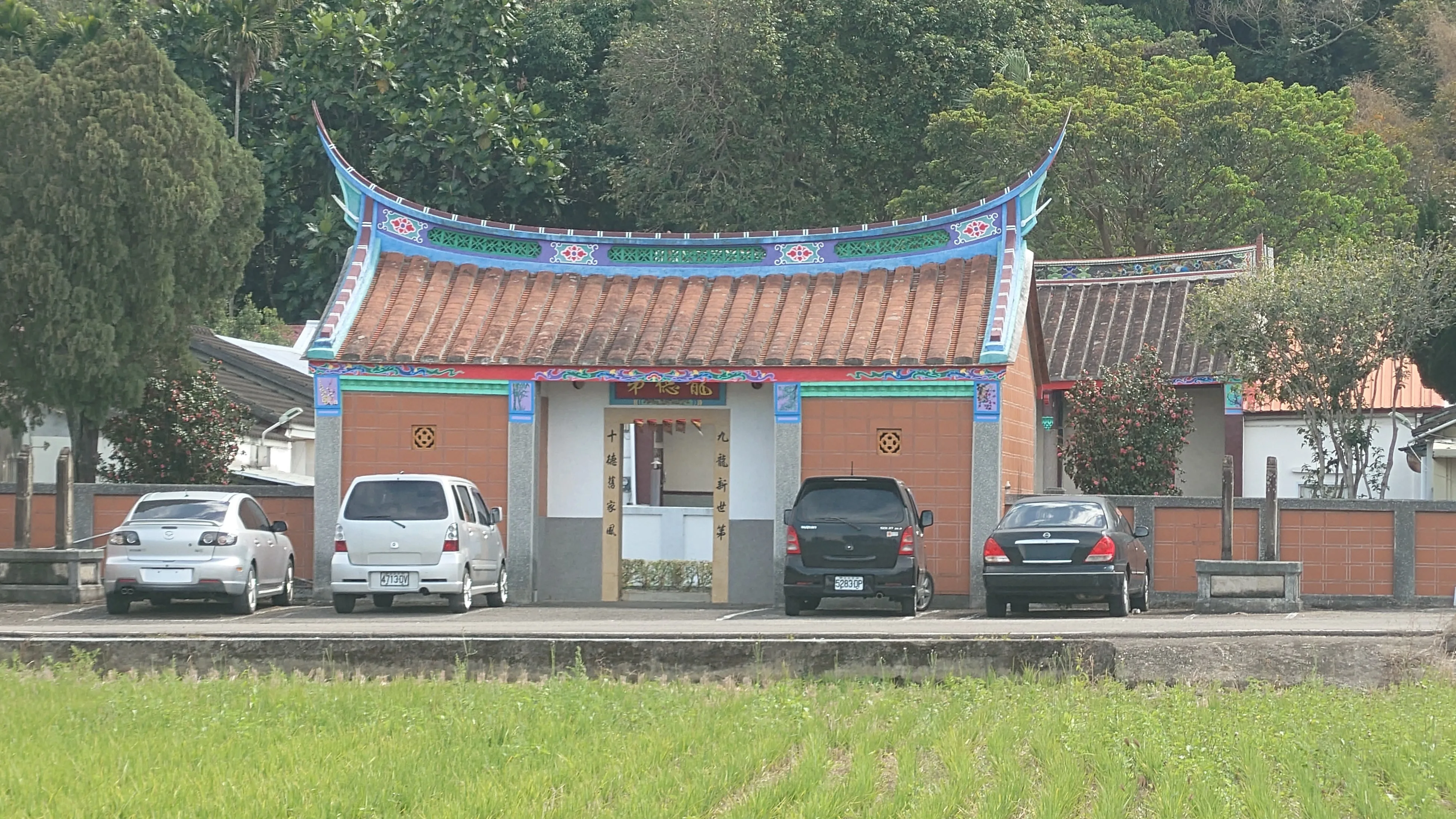公館館東村「龍德第」林屋宗祠背山面西,門樓燕尾俊俏飛揚。何來美攝