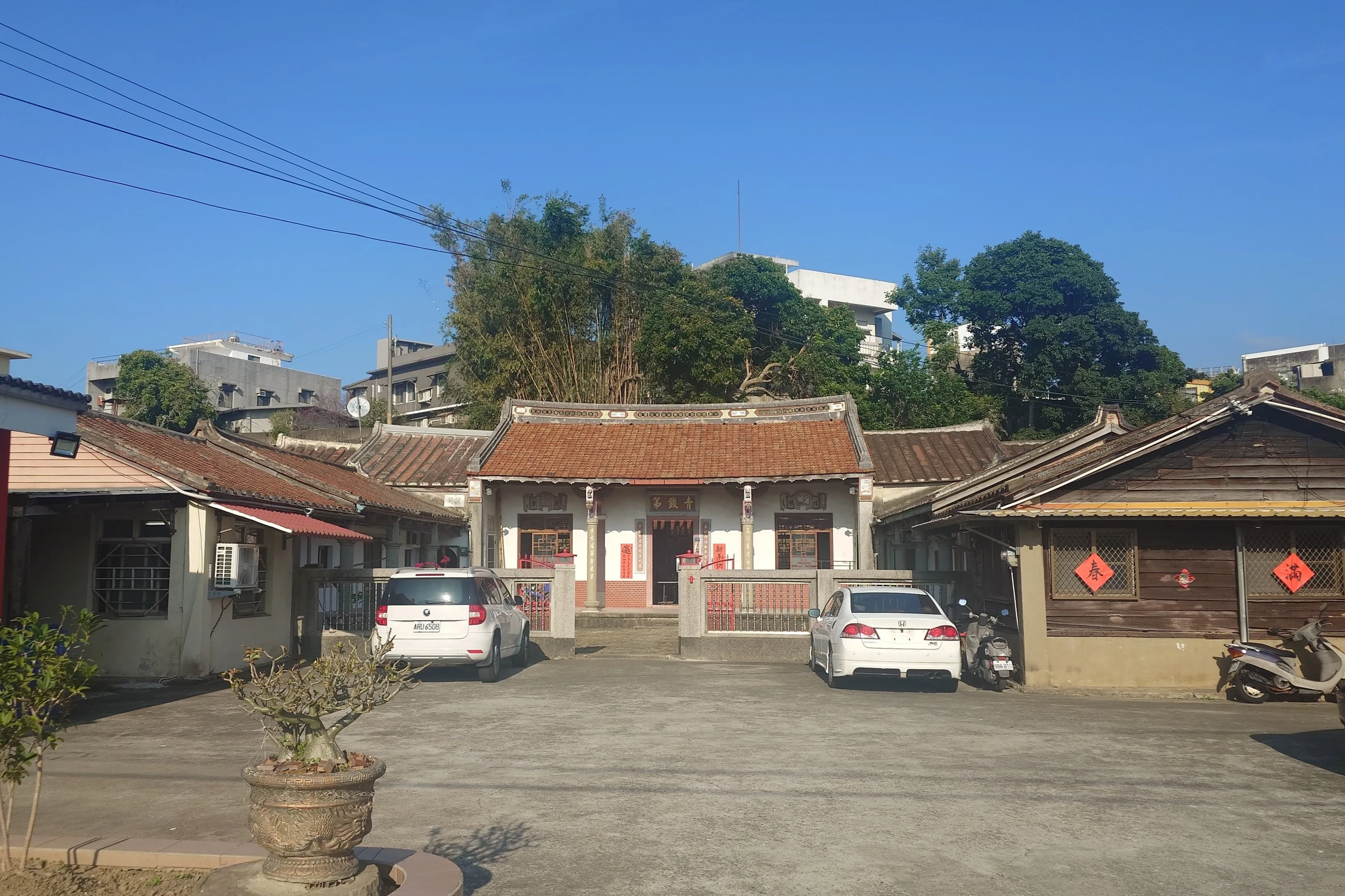 頭屋鄉張屋「青錢第」公廳門聯﹕「麥穗兩歧尚存賢守政,堂開百忍重衍義門風」,典故出自唐代先賢張鷟文章好,文辭如青銅錢,被尊「青錢學士」﹔張公藝則治家有方,書「忍」百字。何來美攝
