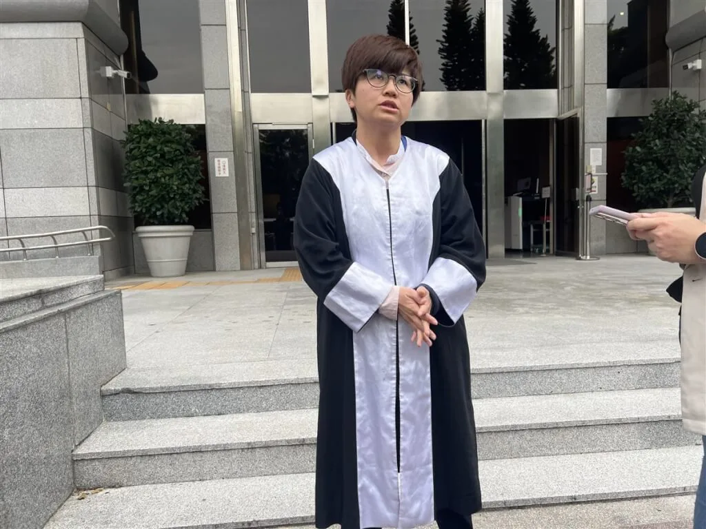 原住民王光祿持槍狩獵獲總統特赦,但除刑不除罪,最高檢察署二度為王光祿提起非常上訴,最高法院14日改判王光祿無罪確定。王光祿律師羅惠馨(圖)表示,最高法院的判決結果是個里程碑,讓未來獵人狩獵時不用擔心,但與狩獵相關的法令仍需仰賴立法、行政機關盡速修正。中央社