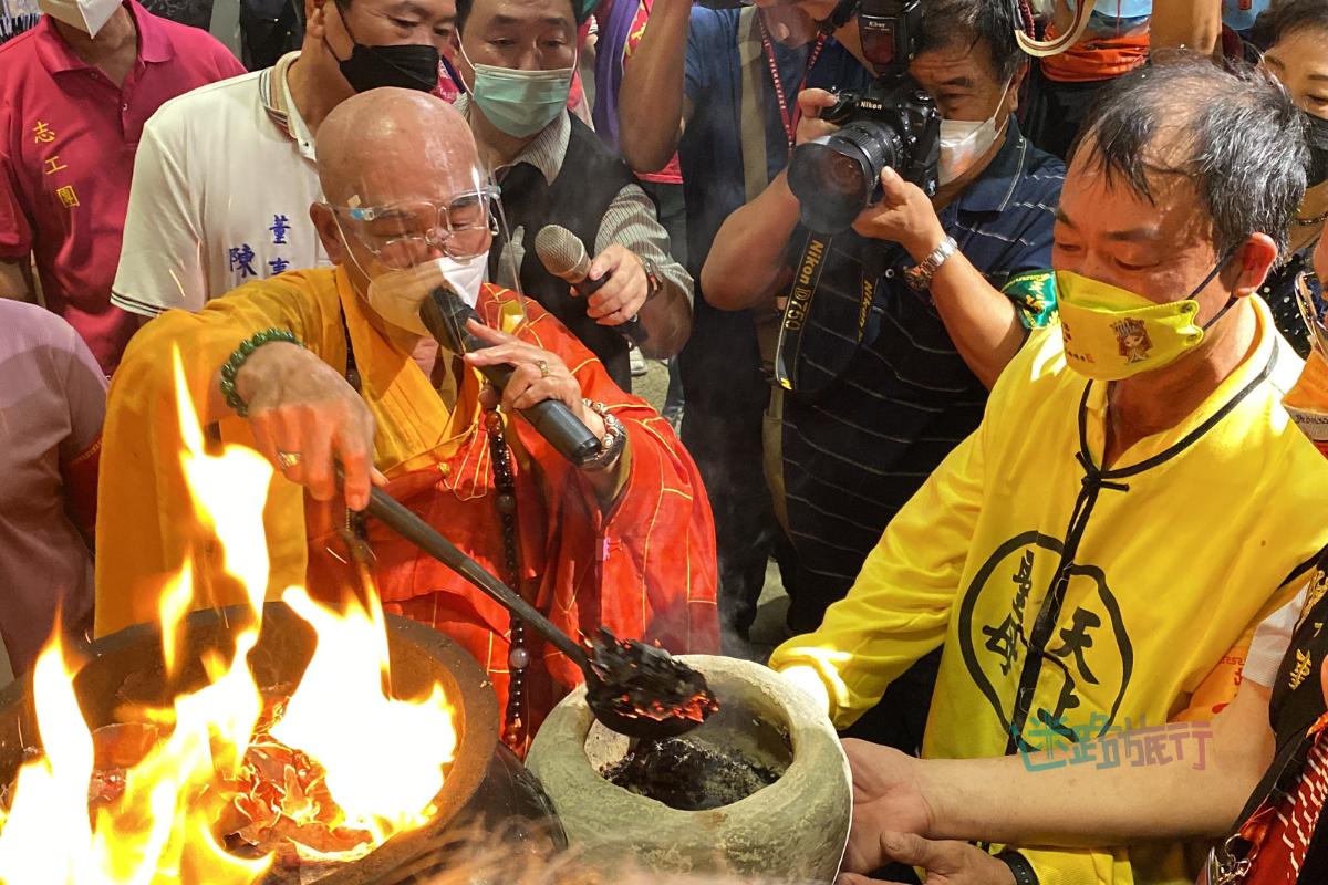 白沙屯媽祖進香於朝天宮進行刈火儀式。屠潔提供