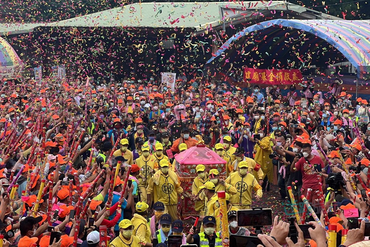 白沙屯媽祖進香於朝天宮進行刈火儀式。屠潔提供