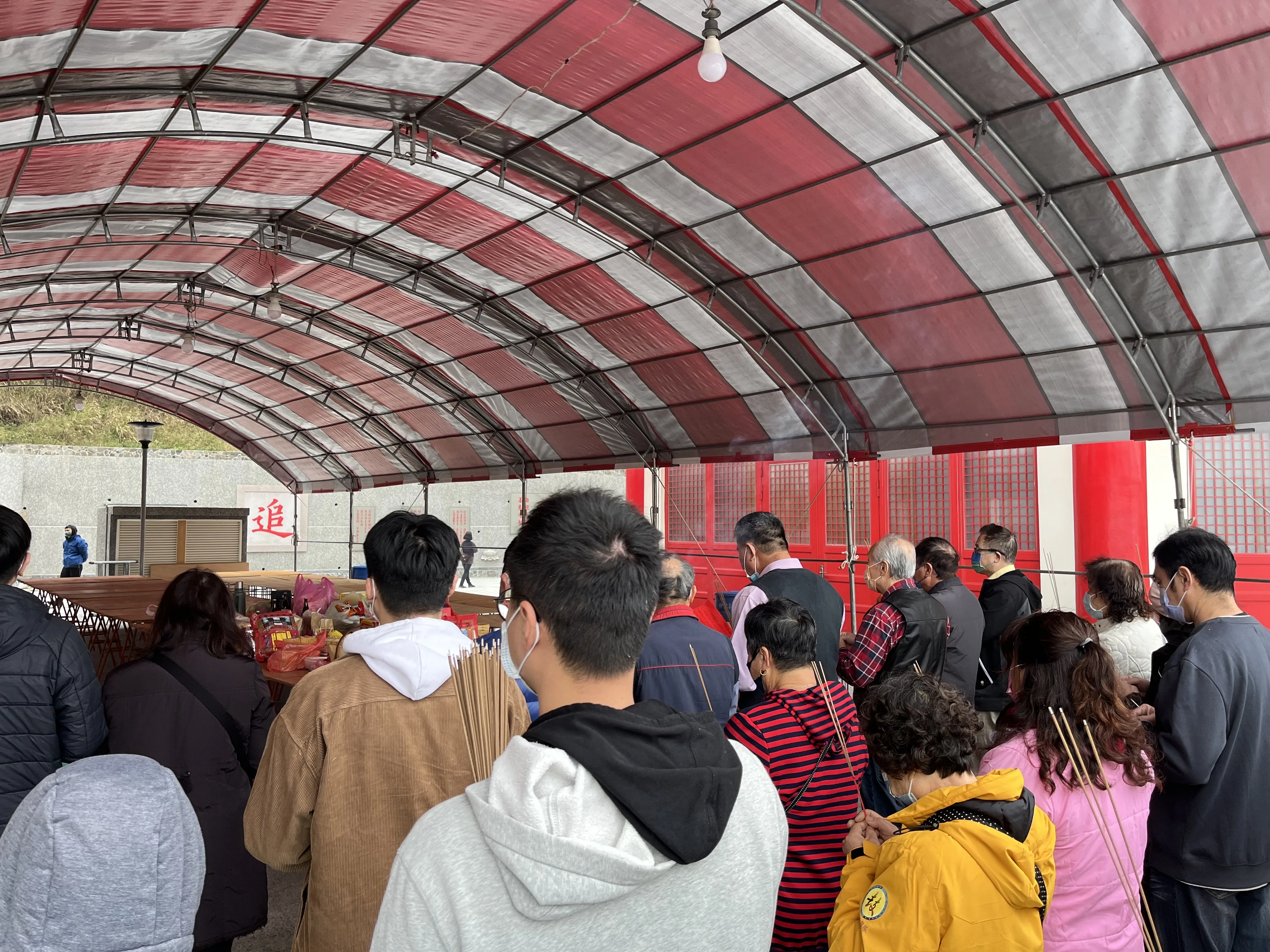 台灣高鐵表示，為服務旅客提前返鄉掛紙及因應各地各種大型活動的旅運需求，自3月13日至3月29日連續3週實施週末短期增班。圖為客家人掛紙（掃墓）示意圖。蘇佑昇攝