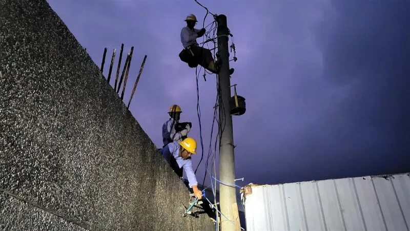 圖為颱風小犬重創蘭嶼島電力,台電人員2023年10月11日在蘭嶼進行復舊工作。(台電提供)