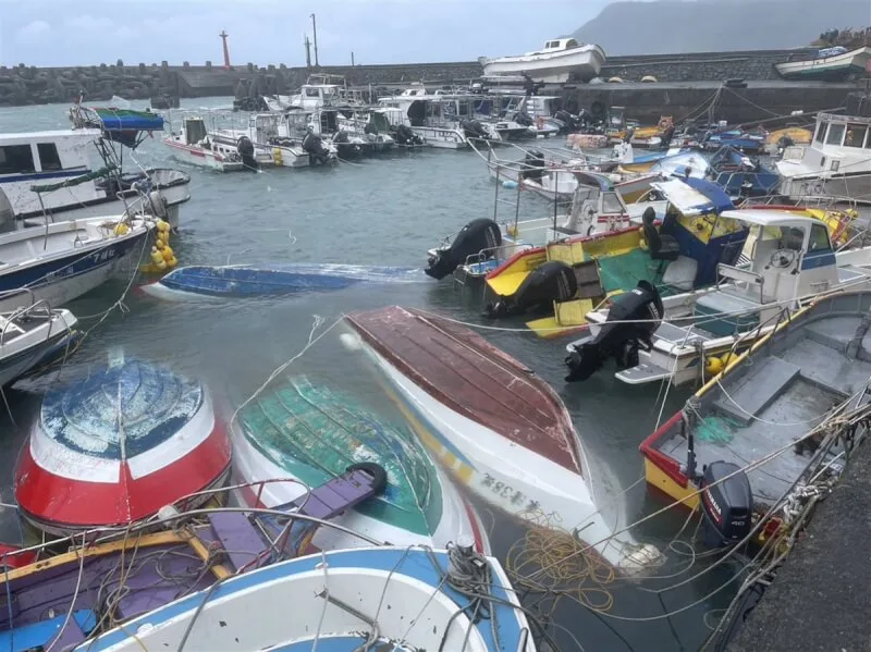 颱風小犬2023年10月4日晚間侵襲離島蘭嶼地區,逾17級陣風造成多處受災,開元港內逾8成船隻受損或翻覆、沉沒。(海巡署提供)