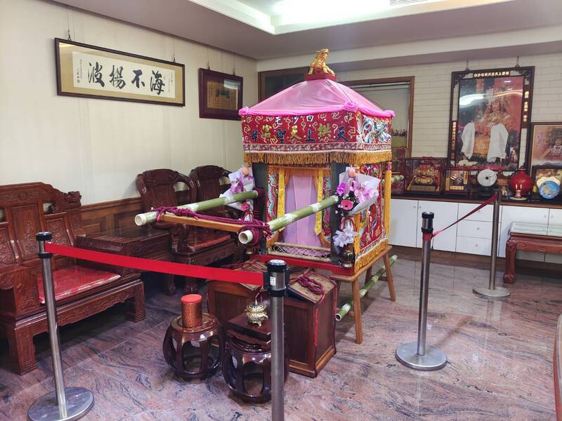 2024白沙屯媽祖徒步往雲林北港朝天宮進香活動,預計18日凌晨0時35分登轎後出發,有「粉紅超跑」之稱的媽祖鑾轎17日下午暫置在白沙屯拱天宮廟內辦公室,蓄勢待發。中央社。資料照片