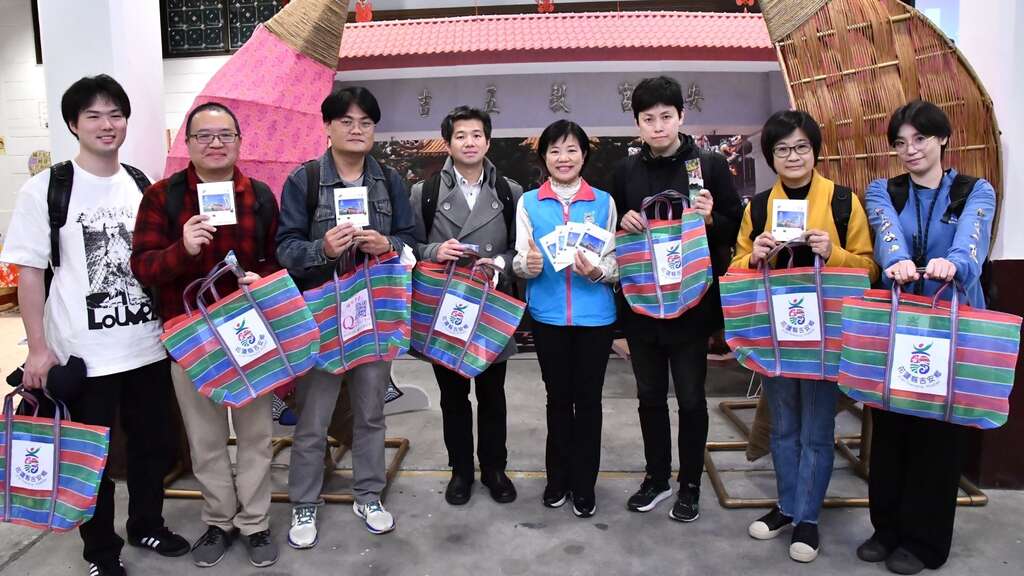 鄉公所更親手相贈特製「懷舊LV購物袋」，讓河合洋尚等人深感驚喜。吉安鄉公所提供