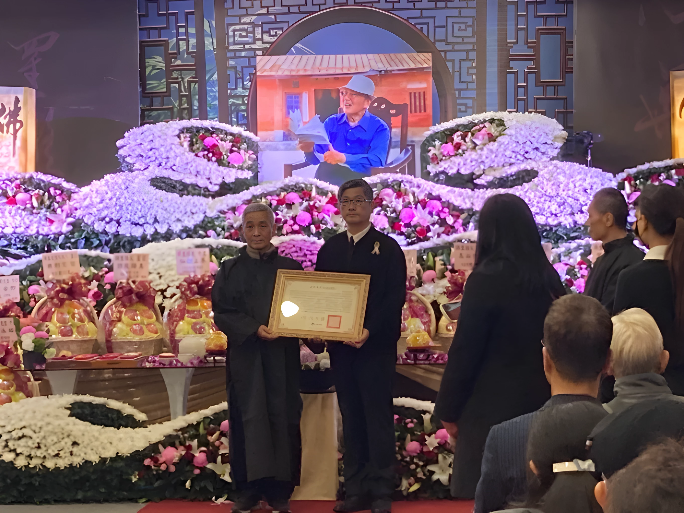 客委會主委楊長鎮前往鄭煥生先生告別式，頒獻客委會旌揚狀並由其家屬接受。客委會提供