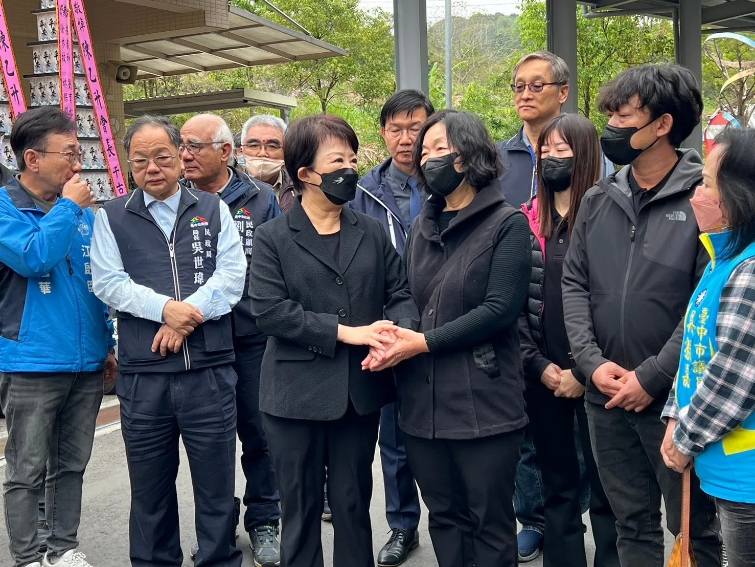 盧秀燕市長率臺中客委會江主委及民政局吳局長前往靈堂致意。臺中客委會提供