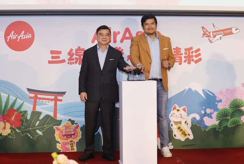 亞洲航空（AirAsia）19日在台北舉行記者會，AirAsia長程運輸（AirAsia X）首席執行長Benyamin Ismail（右）與泰亞航首席執行長Santisuk Klongchaiya（左）出席，宣布AirAsia進軍東北亞市場，將開航3條經由台灣延遠至日本的航線。中央社
