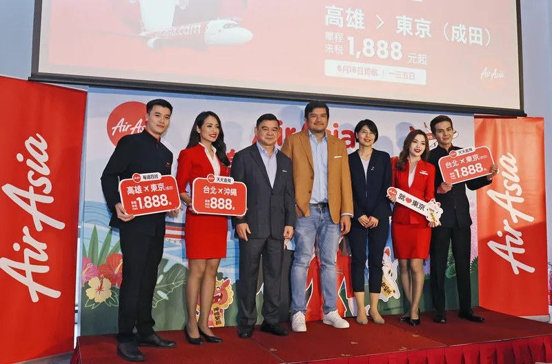 亞洲航空（AirAsia）19日在台北舉行記者會，宣布進軍東北亞市場，將開航3條經由台灣延遠至日本的航線，AirAsia長程運輸（AirAsia X）首席執行長Benyamin Ismail（中）、泰亞航首席執行長Santisuk Klongchaiya（左3）與日本台灣交流協會經濟部主任柏木彩（右3）出席記者會宣傳。中央社