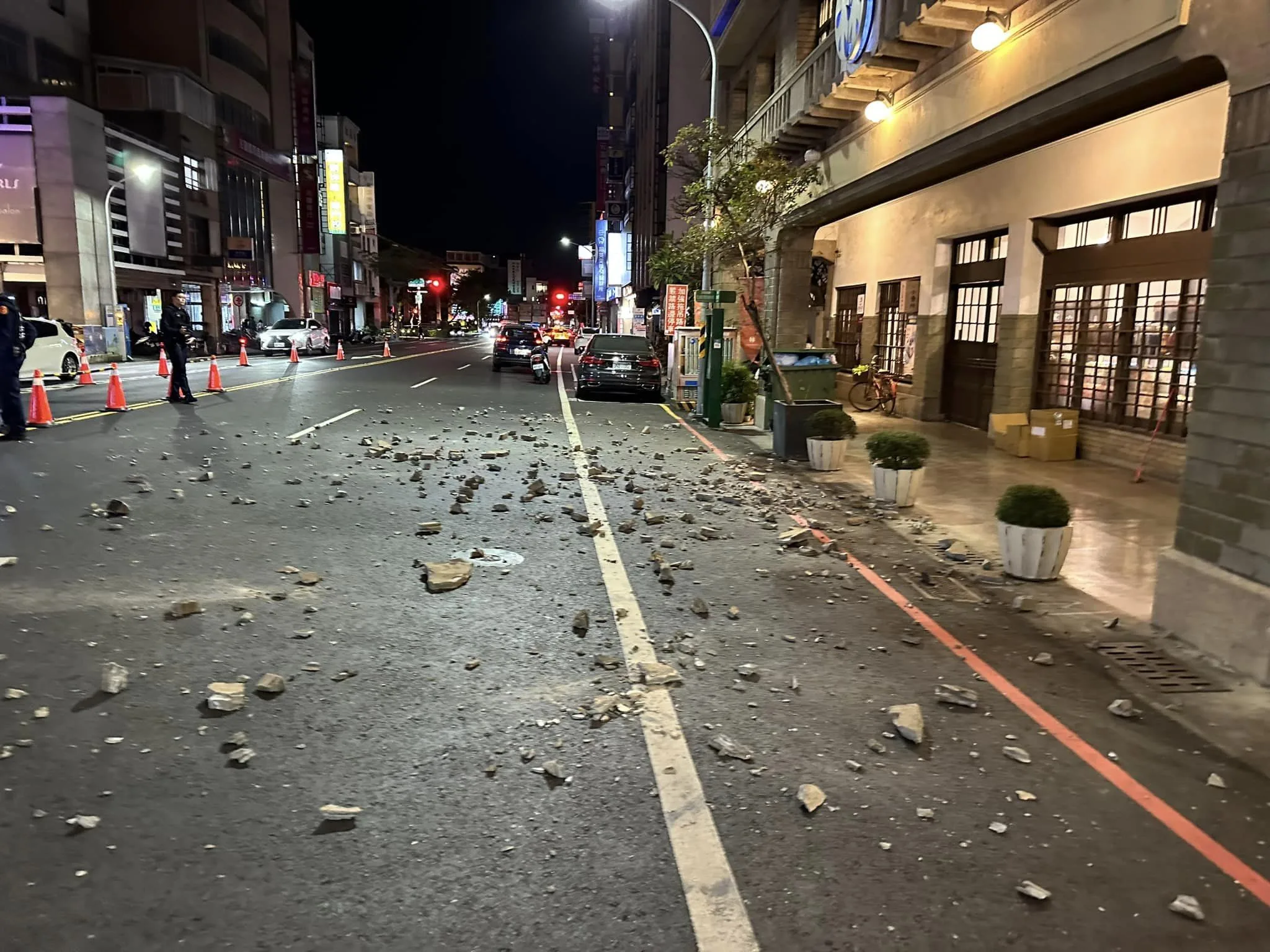 台南知名市定古蹟景點「林百貨」昨晚屋簷磁磚大量崩落，砸損一車輛，幸現場無人受傷。翻攝自台南式 Tainan Style臉書