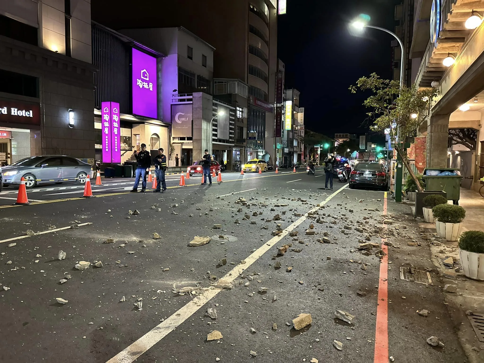 台南知名市定古蹟景點「林百貨」昨晚屋簷磁磚大量崩落，砸損一車輛，幸現場無人受傷。翻攝自台南式 Tainan Style臉書