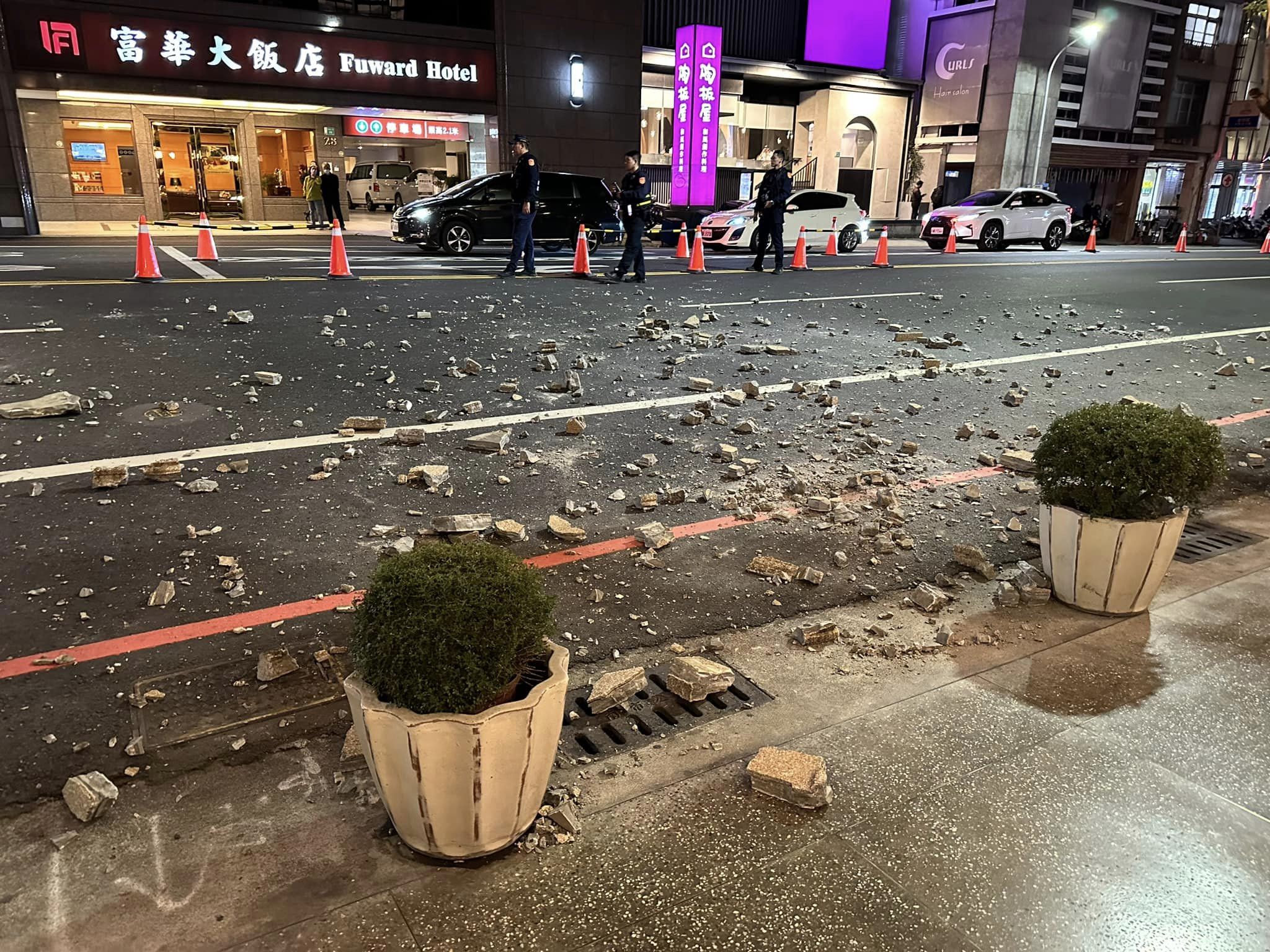 台南知名市定古蹟景點「林百貨」昨晚屋簷磁磚大量崩落，砸損一車輛，幸現場無人受傷。翻攝自台南式 Tainan Style臉書