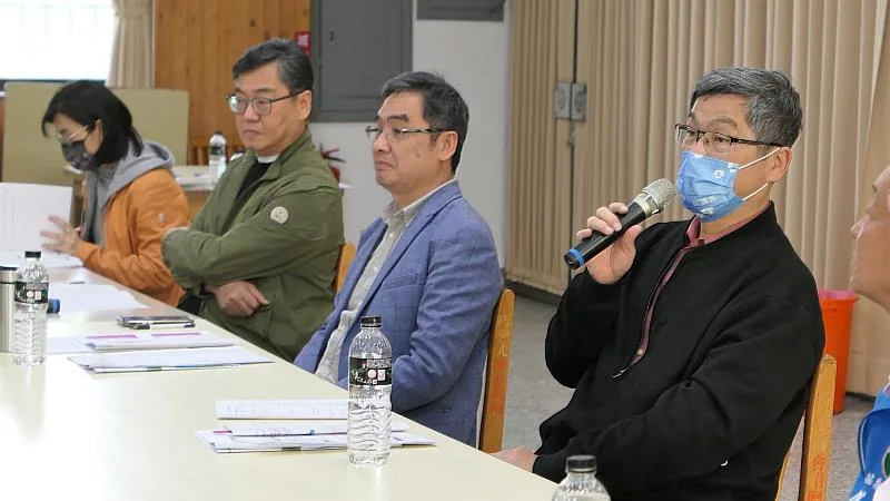 客委會主委楊長鎮（右1）發表卓蘭鎮新建活動中心工程案看法。客委會提供