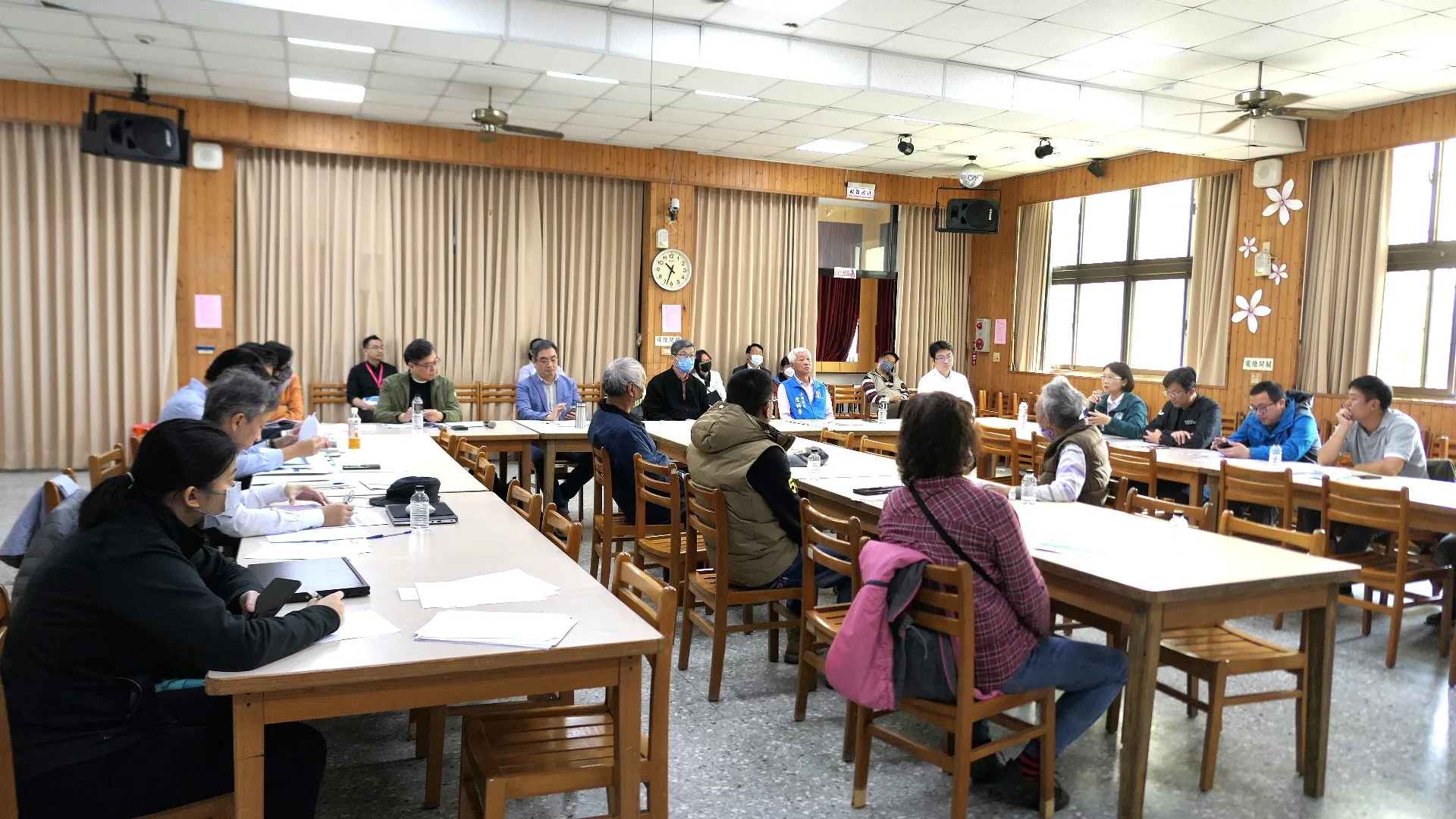 與會者就「卓蘭鎮內灣里新建活動中心工程案」及「苗栗縣卓蘭鎮立圖書館耐震能力改善工程施作案」進行討論。客委提供