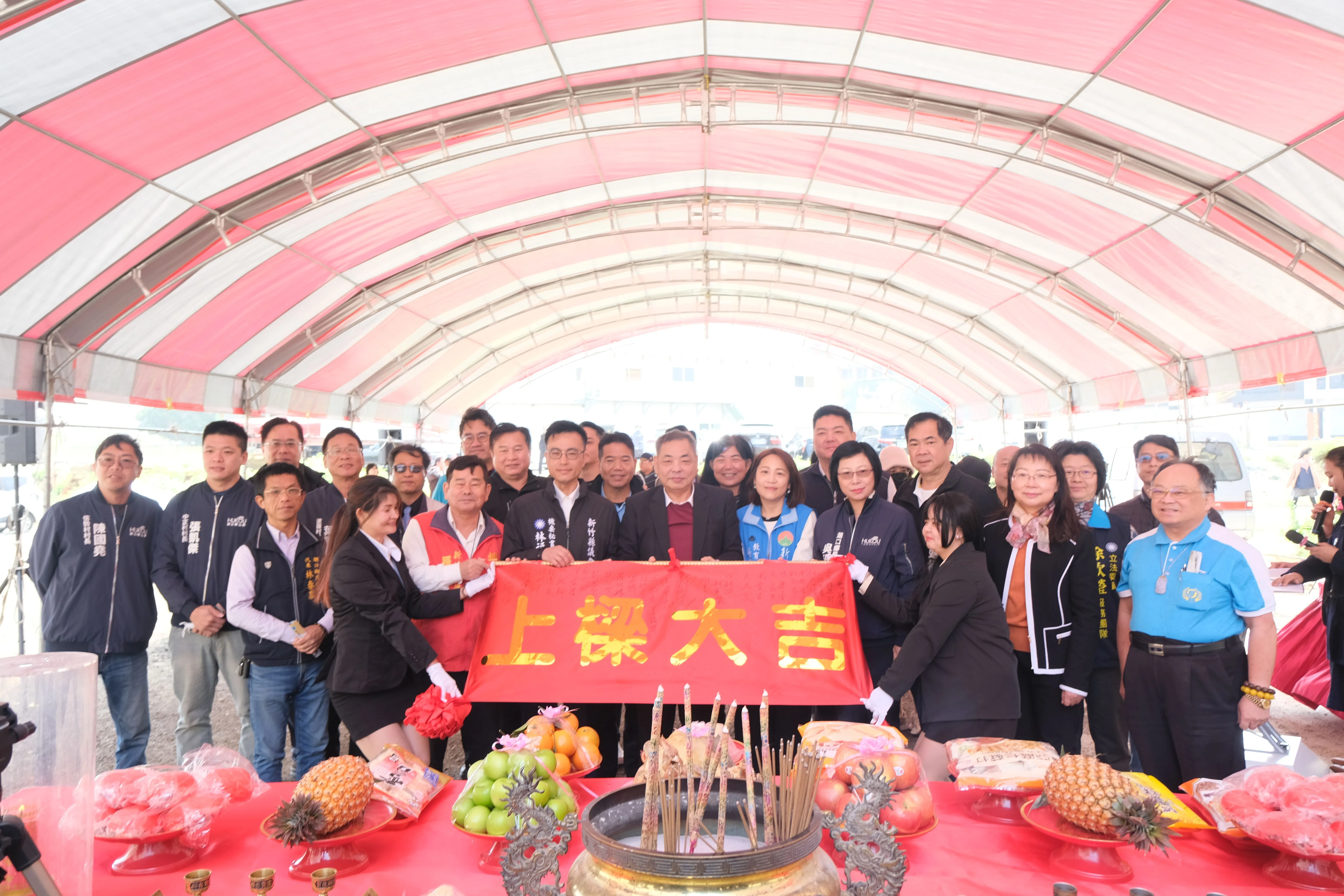 新竹縣立湖口高中高中部新校區建設工程今(20日)在湖口鄉王爺壟地區文中學校預定地舉行上樑典禮，新竹縣副縣長陳見賢、教育局長楊郡慈、湖口鄉長吳淑君及民代們均出席祝福，共同見證這項湖口地區教育發展的重大工程，新校區預計在114年完工，提供學生更寬敞舒適的學習空間。新竹縣政府提供