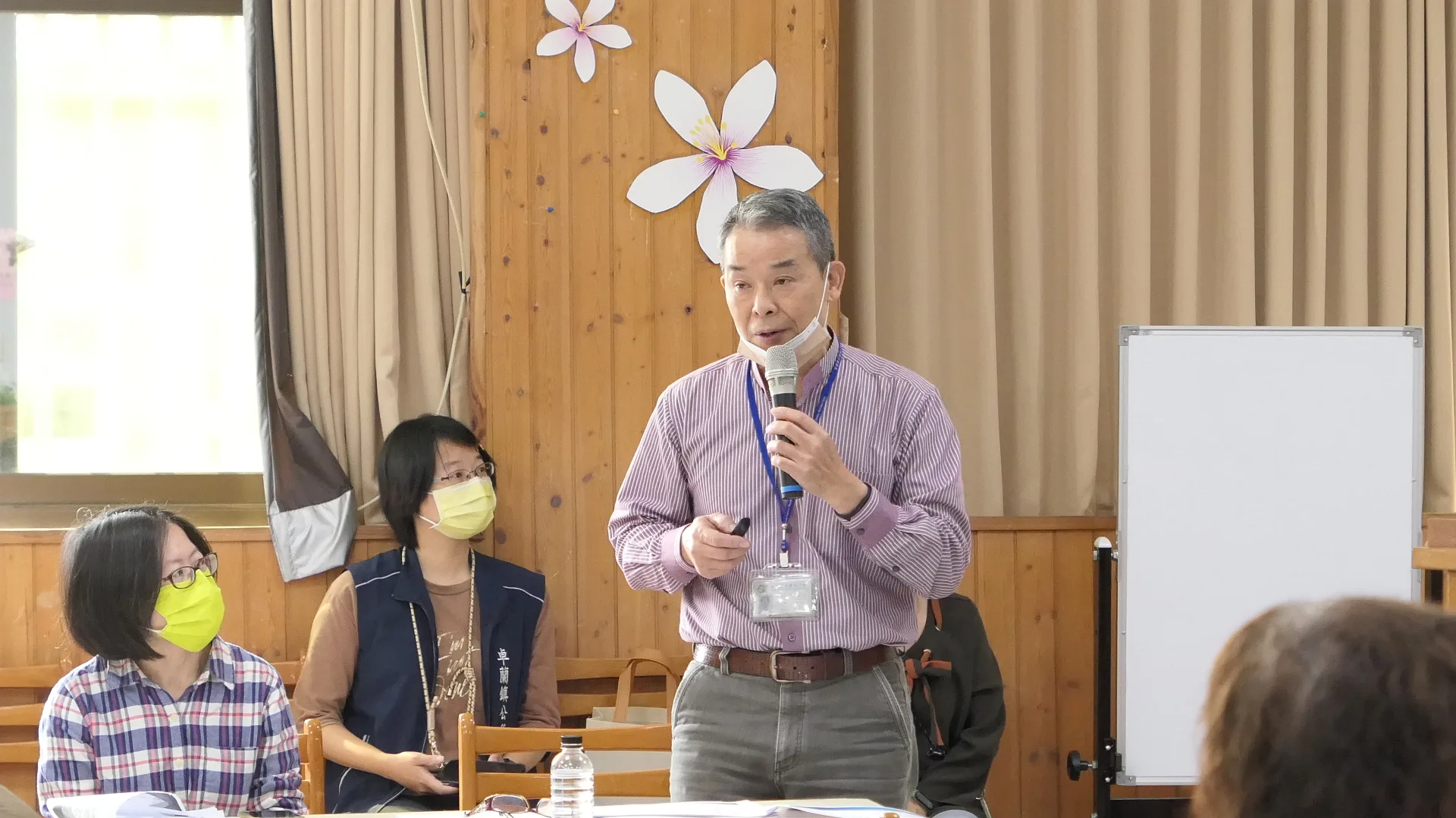 卓蘭鎮公所說明「卓蘭鎮內灣里新建活動中心工程案」執行進度。客家委員會提供