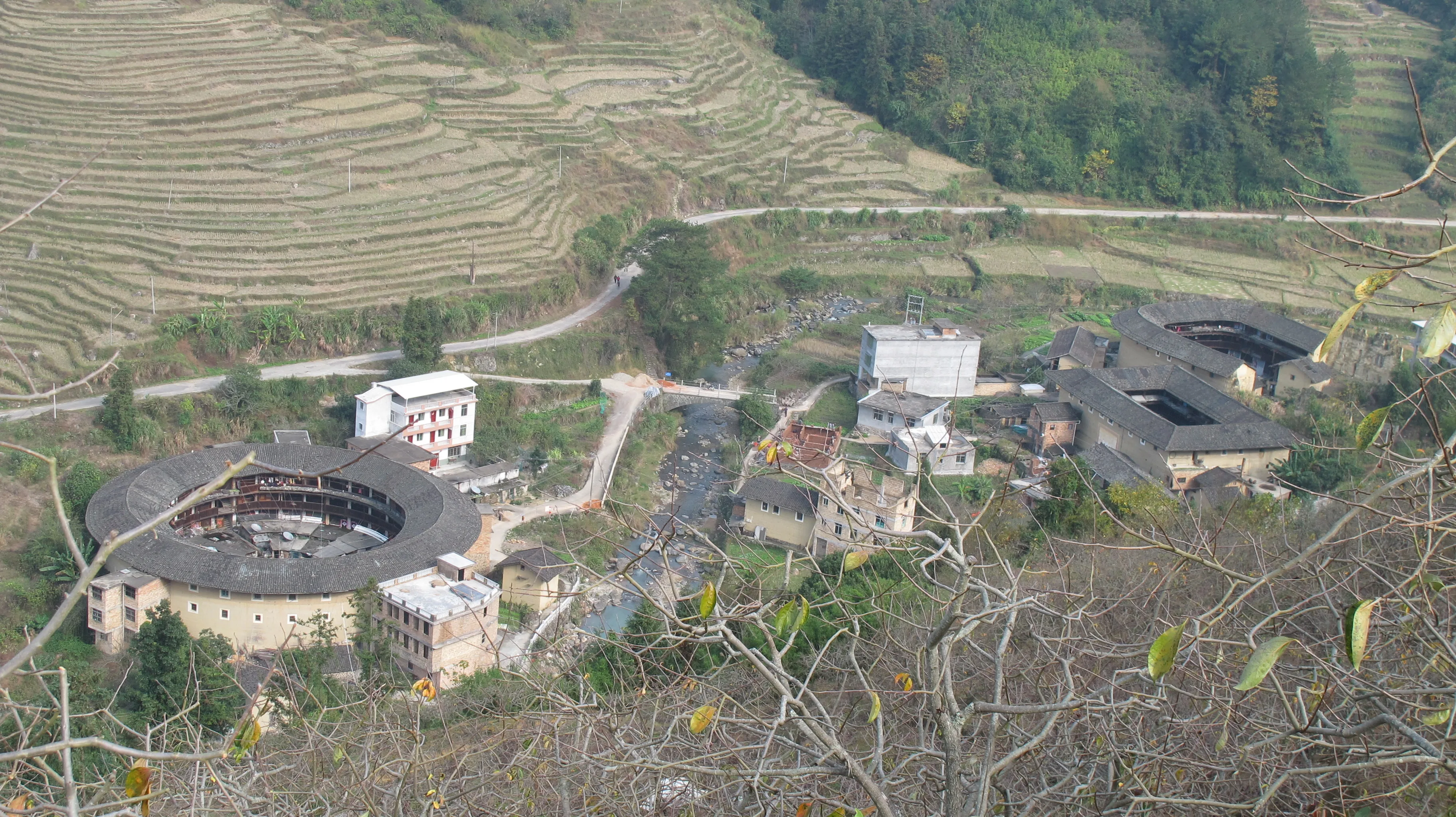 閩粵贛客家地區「八山一水一分田」,謀生困難,清初以後出現移民潮。圖為永定的梯田與土樓群。何來美攝