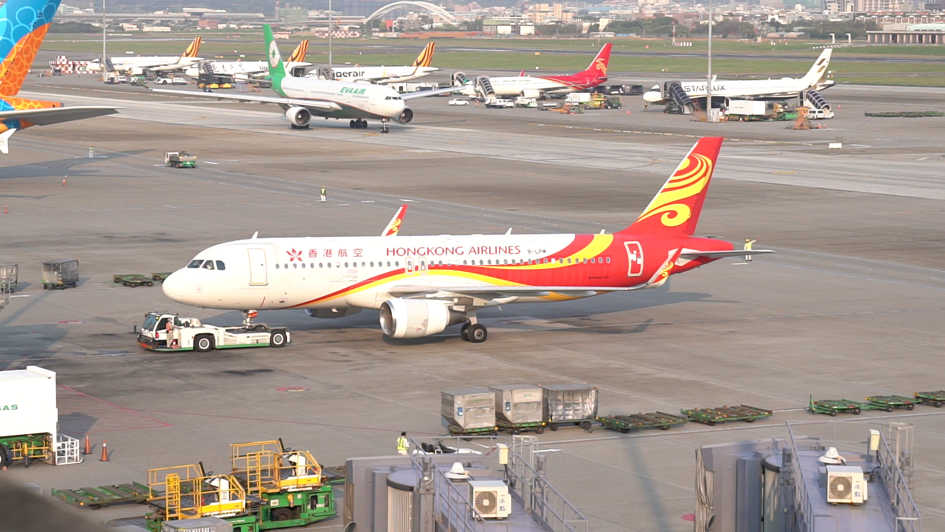 國安局提醒民眾，赴港務必注意風險，圖為一架香港航空班機準備後推至跑道。洪俊傑攝