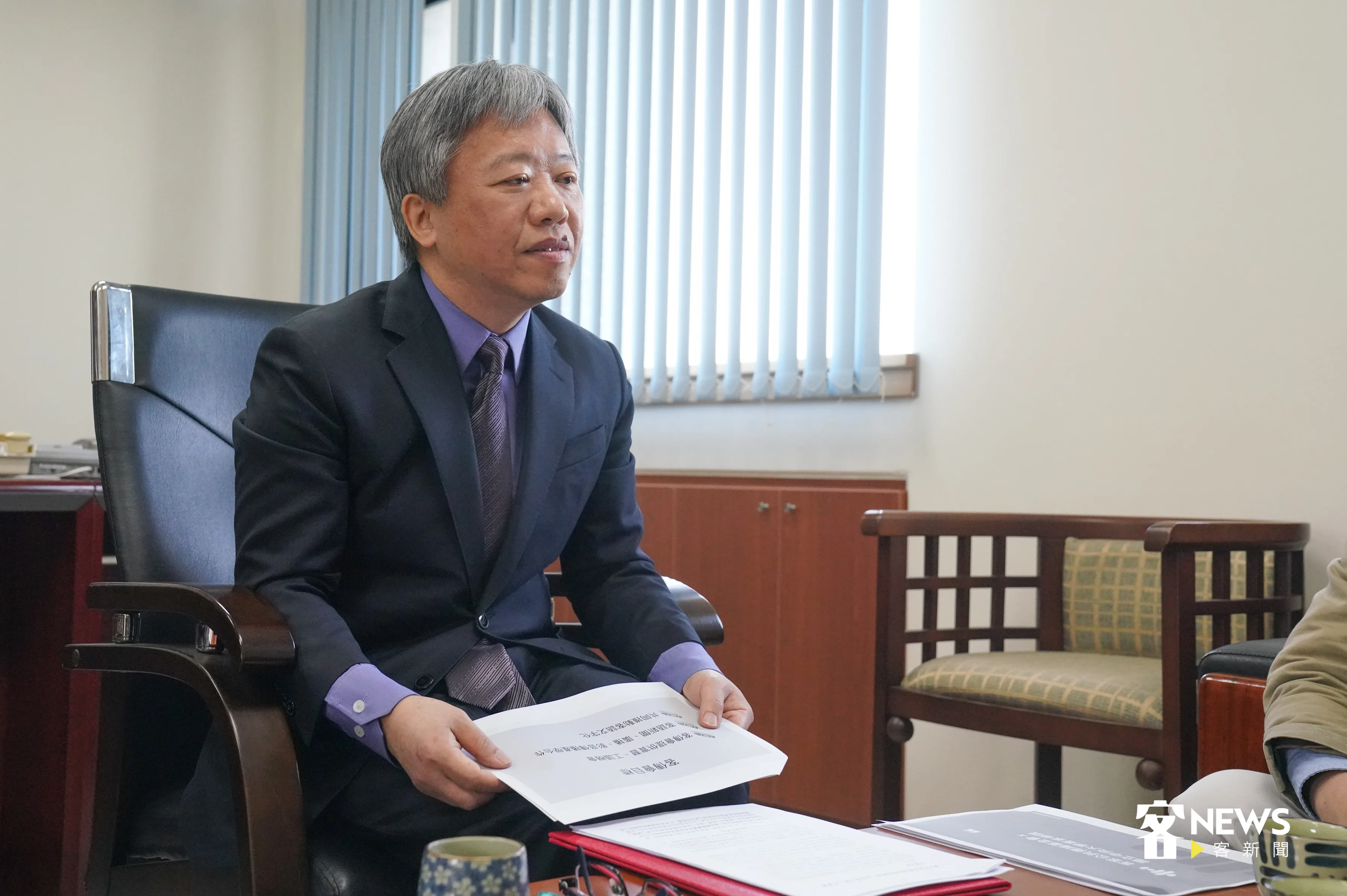 國立中央大學客家學院院長鍾國允聆聽MOU合作願景。洪俊傑攝