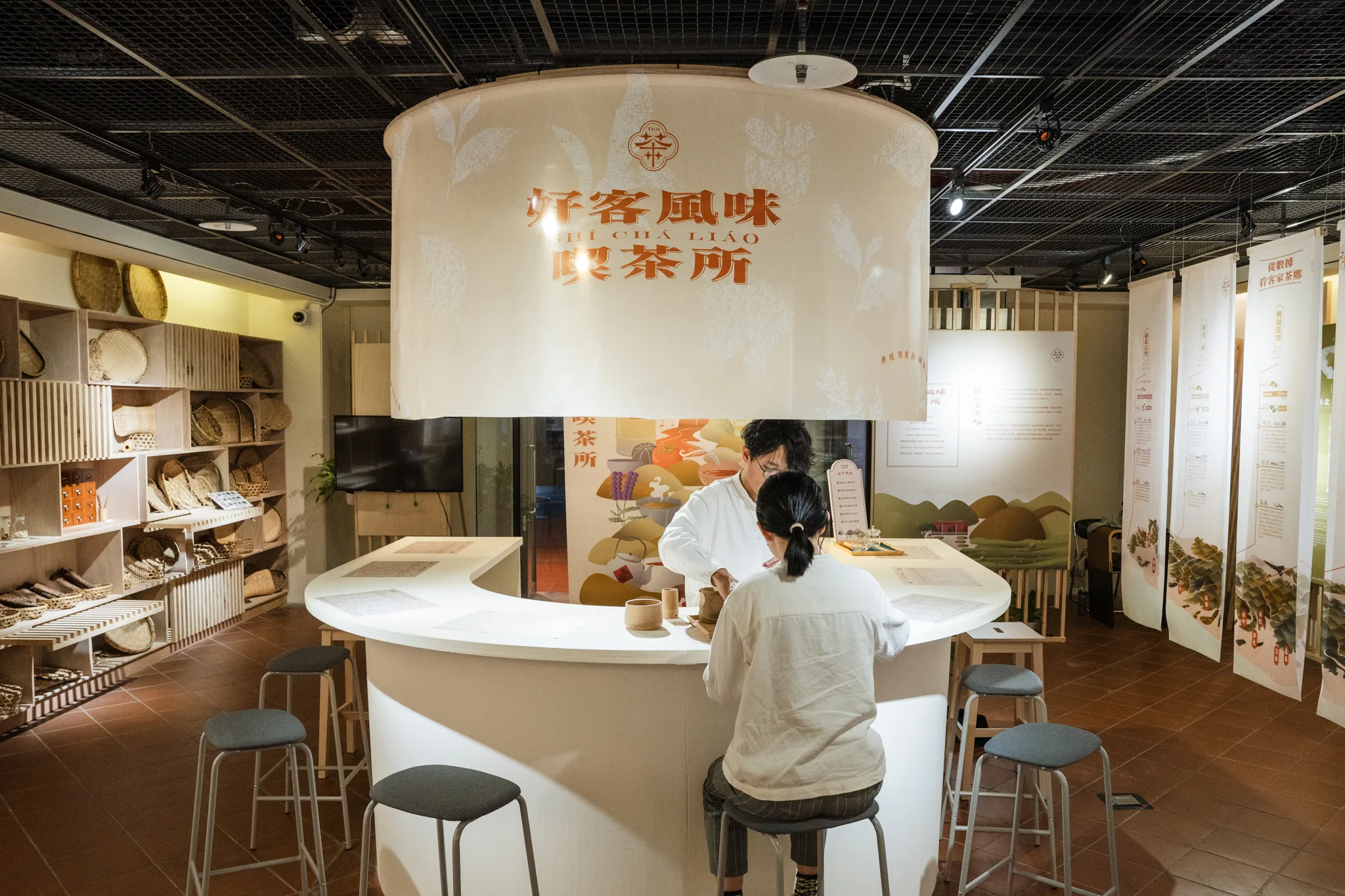 潮茶茶Bar品嘗茶品結合客家食材新滋味。新北市客家局提供