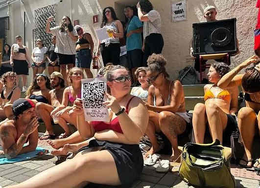 巴西聖保羅天主教大學學生難耐酷熱天氣,集體穿比基尼到校抗議。翻攝自spottedpucsp IG
