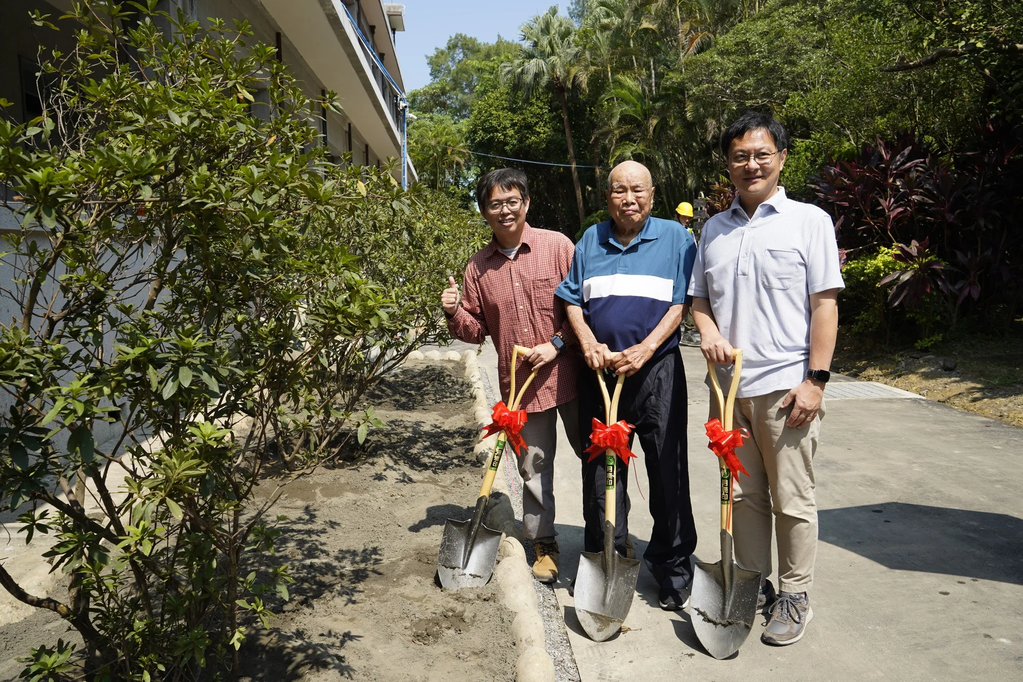鄭萬經去年9月於鐵博館種下杜鵑花。取自國家鐵道博物館籌備處臉書