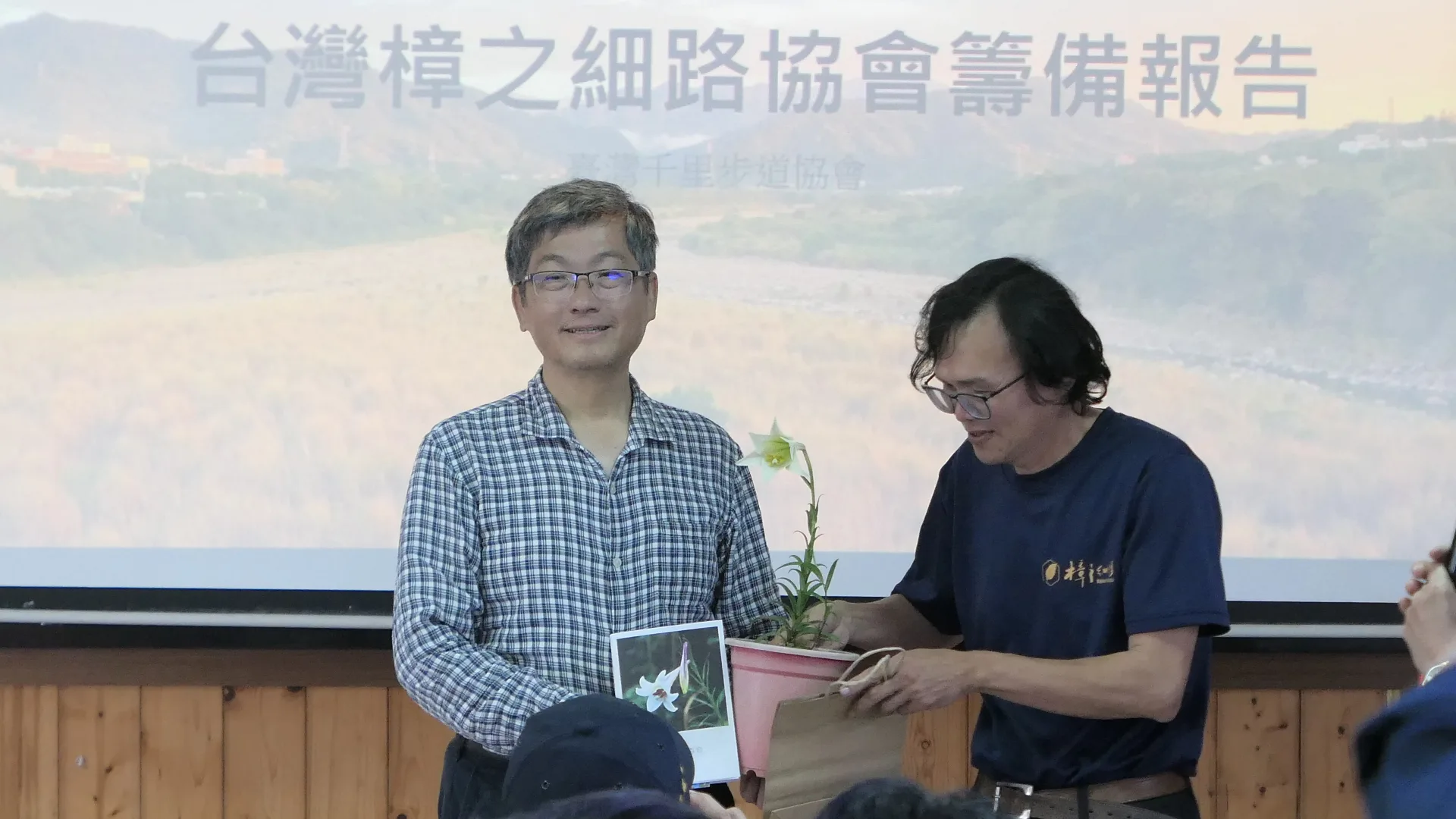 三灣工作站特別致贈楊主委一株野百合，象徵堅毅不拔。客委會提供