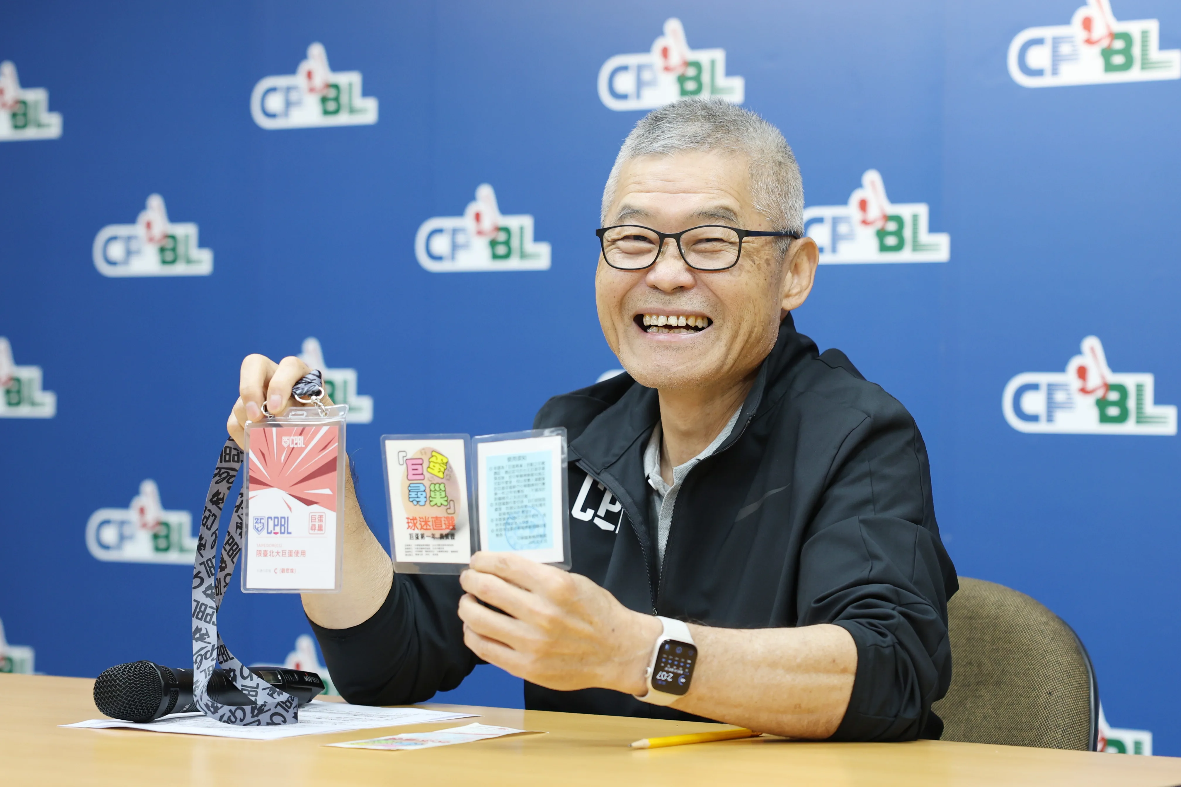 楊清瓏秘書長向大家說明巨蛋尋巢活動，巨蛋尋巢已有球迷至聯盟兌換。中華職棒聯盟提供