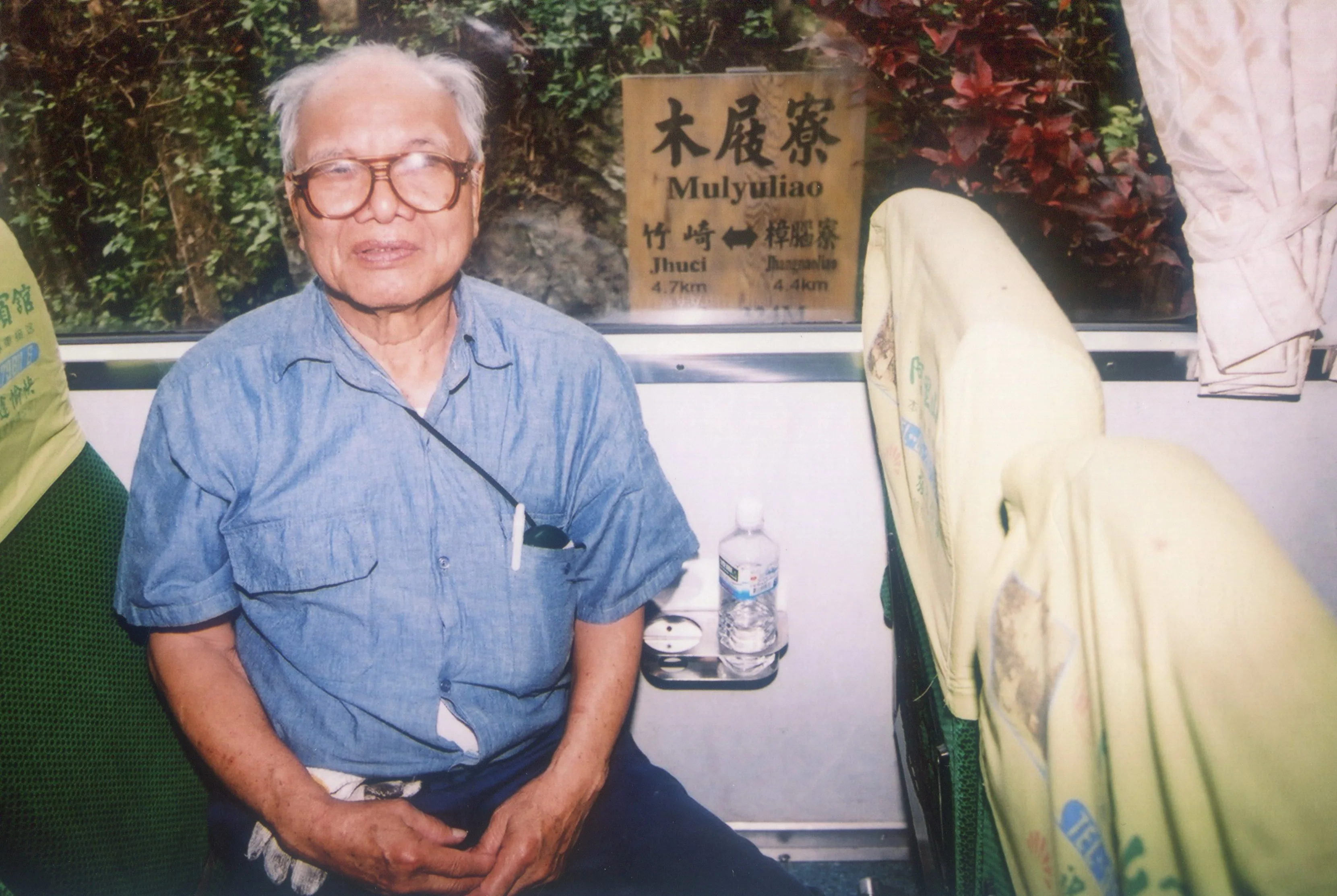 2005年鄭萬經協助修理阿里山森林蒸汽火車,在木屐療站留影。鄭萬經提供