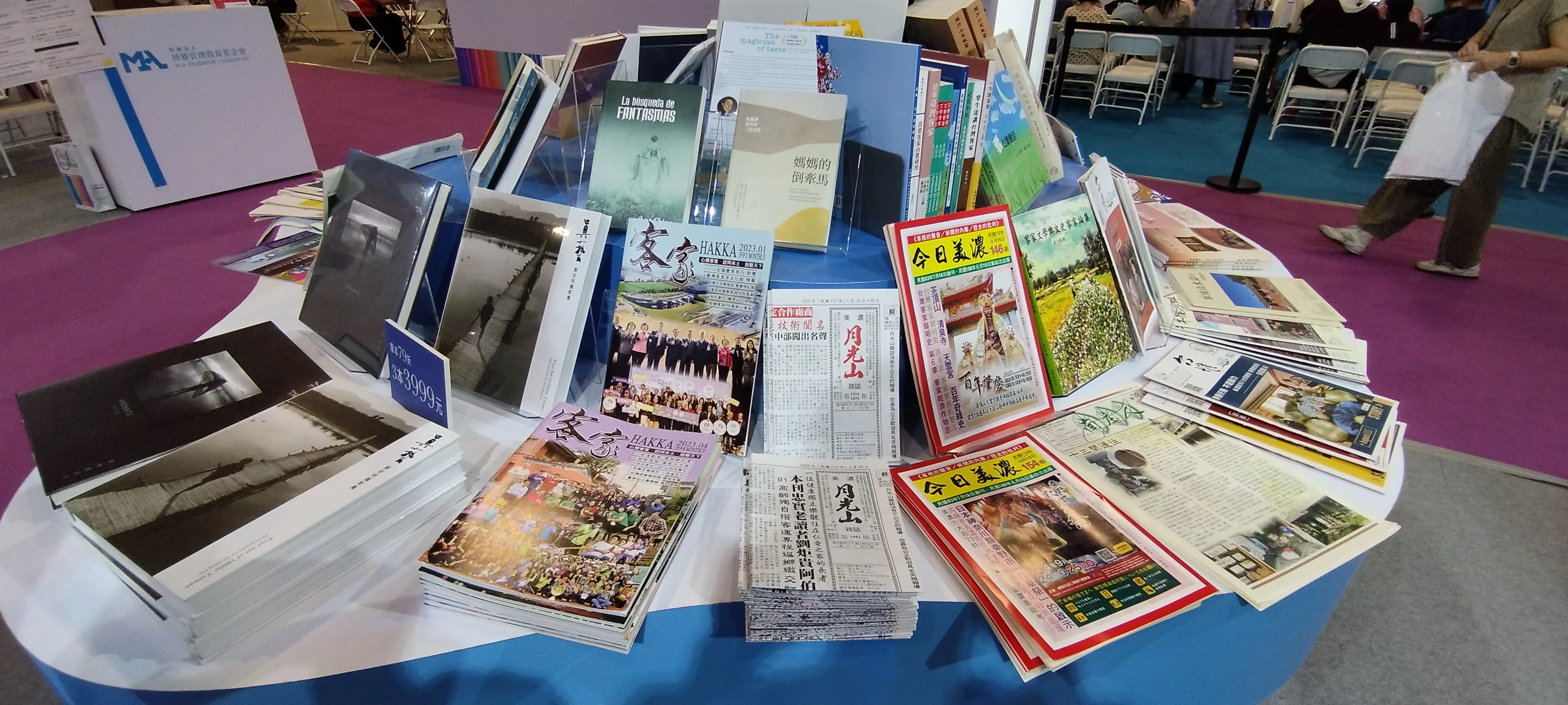 在客傳會展區，展出當多客家个雜誌、書本，就像《牛欄河畔》、《月光山》、《今日美濃》…這兜民間團體出版个雜誌。鍾孝昇提供