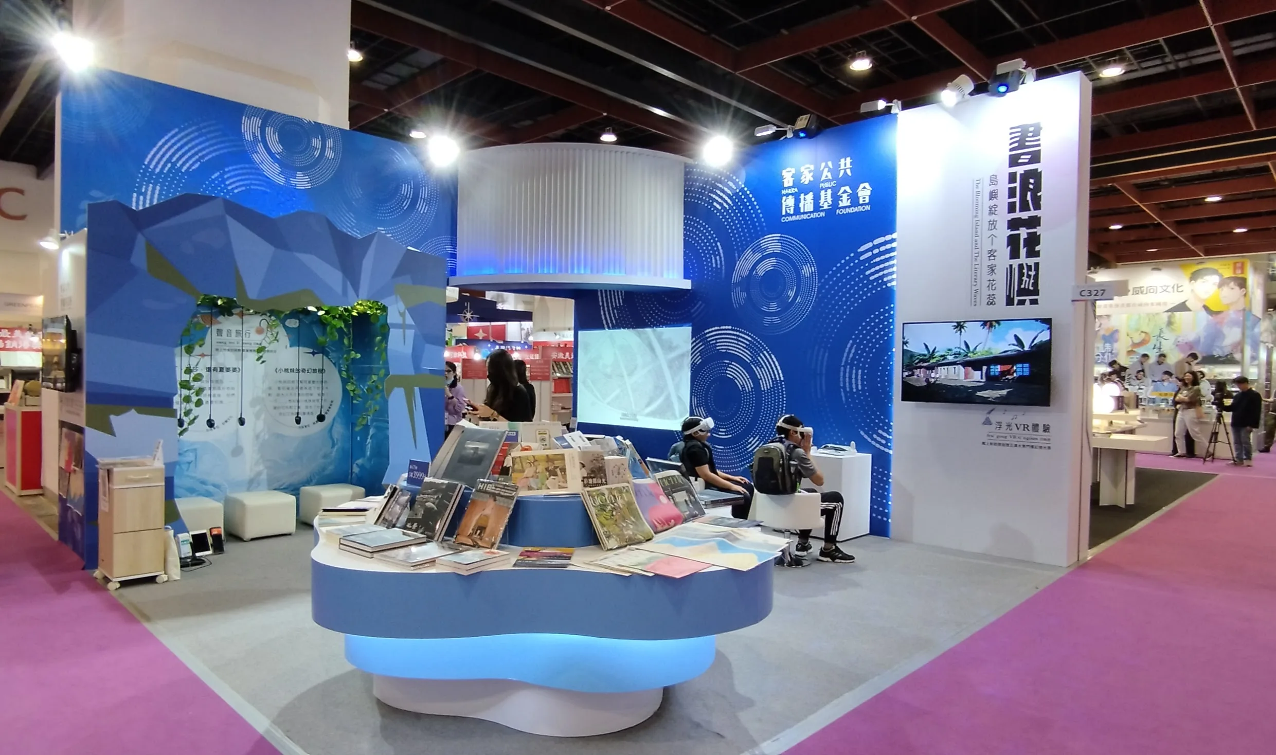 客傳會參加台北國際書展个展區「書浪花嶼–島嶼開个客家花蕊」。鍾孝昇提供
