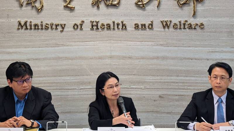 北市百貨餐廳寶林茶室疑食品中毒案多人就醫、其中1人不治。食藥署長吳秀梅（中）27日在例行記者會上表示，26日已與疾管署、北市府及毒理專家聯合稽查，抽驗粿條、香蘭葉等食材，結果預計2週出爐。中央社