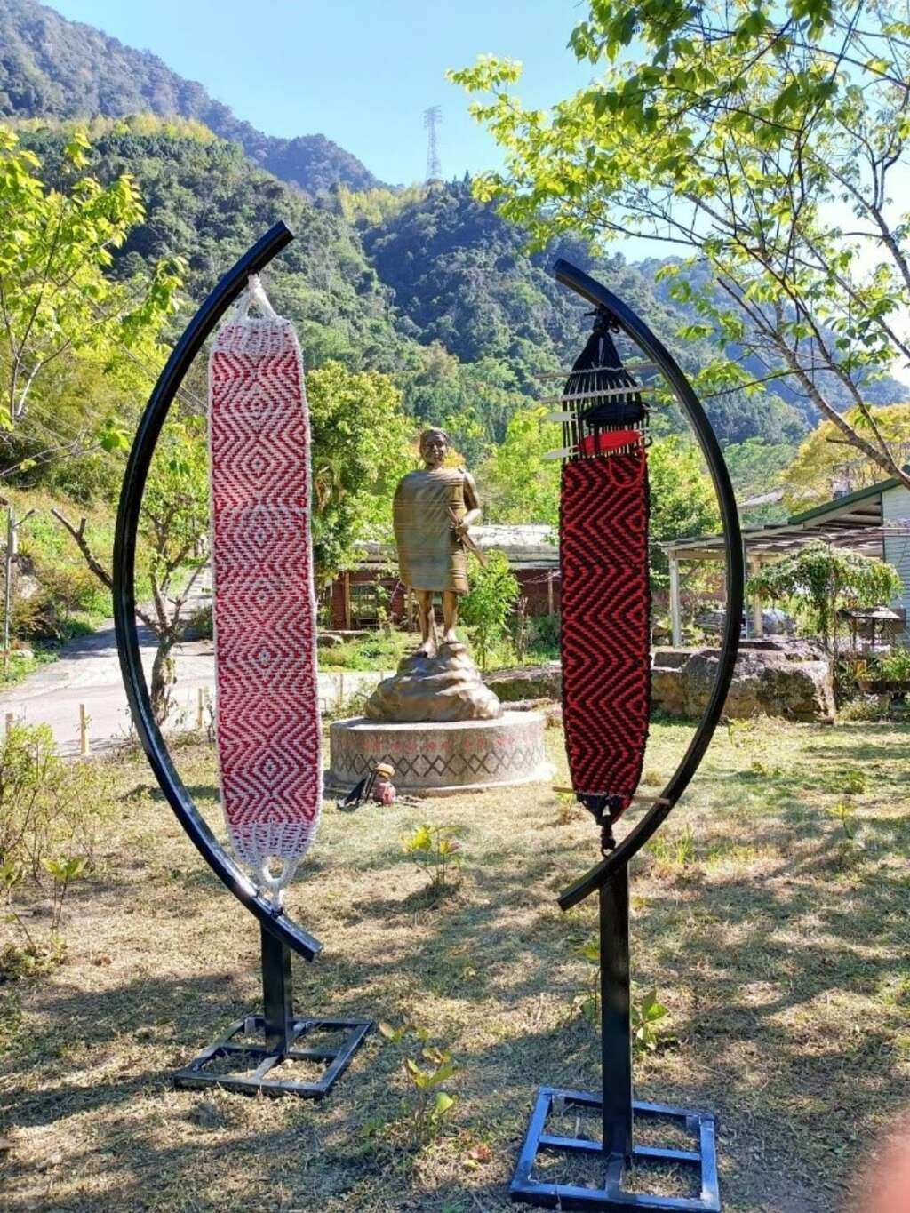 石壁染織工坊與石壁部落工藝師的共創作品〈p’ubuy傳承〉。參山國家風景區提供