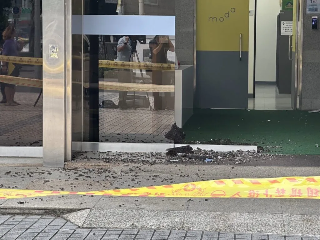數位部現場大門玻璃門碎裂、無人受傷，目前正在釐清犯嫌犯案動機。中央社
