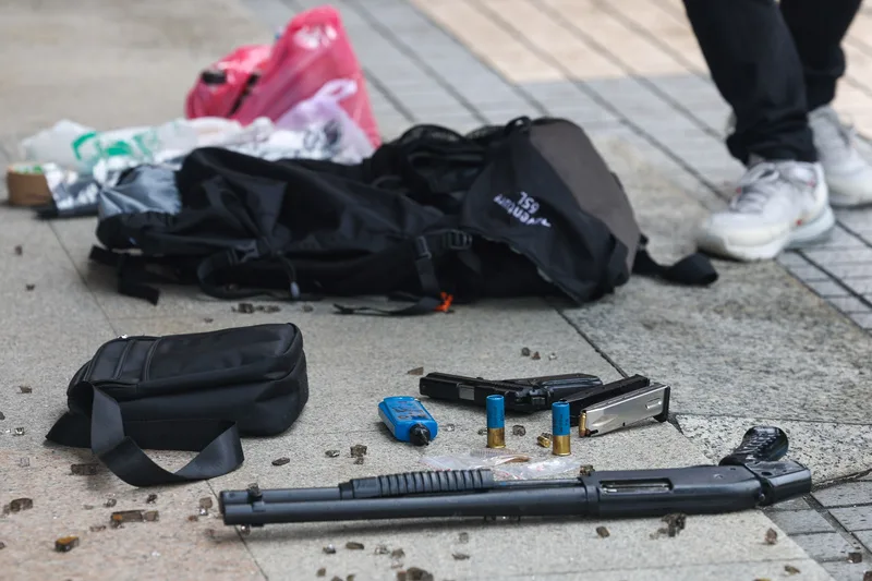 數位發展部28日遭人開槍，北市警方獲報立即派員到場逮捕開槍犯嫌，查扣1長槍、1長槍，現場大門玻璃碎裂、無人受傷。圖為現場散落物及作案用具。中央社