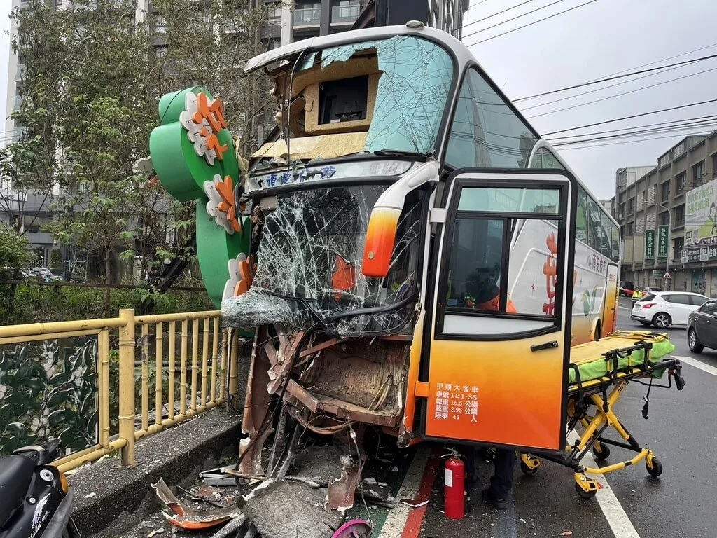 國立竹東高中校車28日上午行經新竹縣竹東鎮北興路2段，疑因司機身體不適，車輛擦撞護欄，車頭擋風玻璃碎裂及右前側車身損毀。民眾提供