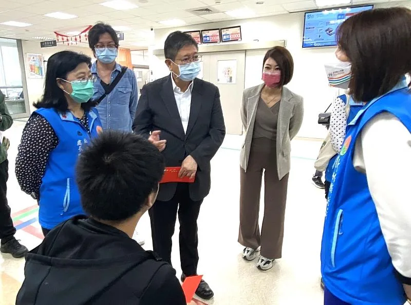 新竹縣長楊文科(中)趕往竹北生醫台大醫院探視傷患，關心後續狀況。竹北生醫台大醫院提供